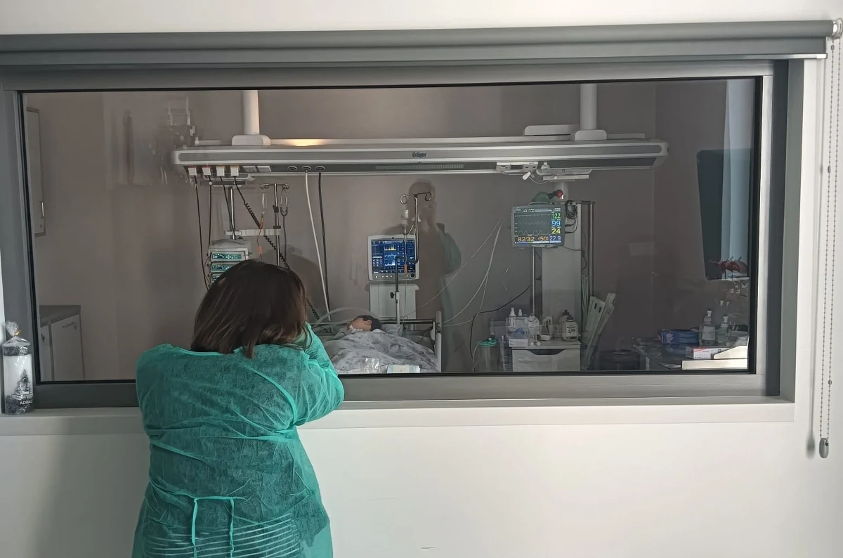 Ponad 30 tysięcy osób podpisało się pod internetową petycją w sprawie zapewnienia dzieciom przebywającym w oddziałach intensywnej terapii całodobowego towarzyszenia rodzica. Opiekunowie walczą o możliwość bycia ze swoimi dziećmi. Po rozdzierającym serce apelu ze strony rodziców, który dotarł do naszej redakcji, interwencję podjęli reporterzy RMF FM.