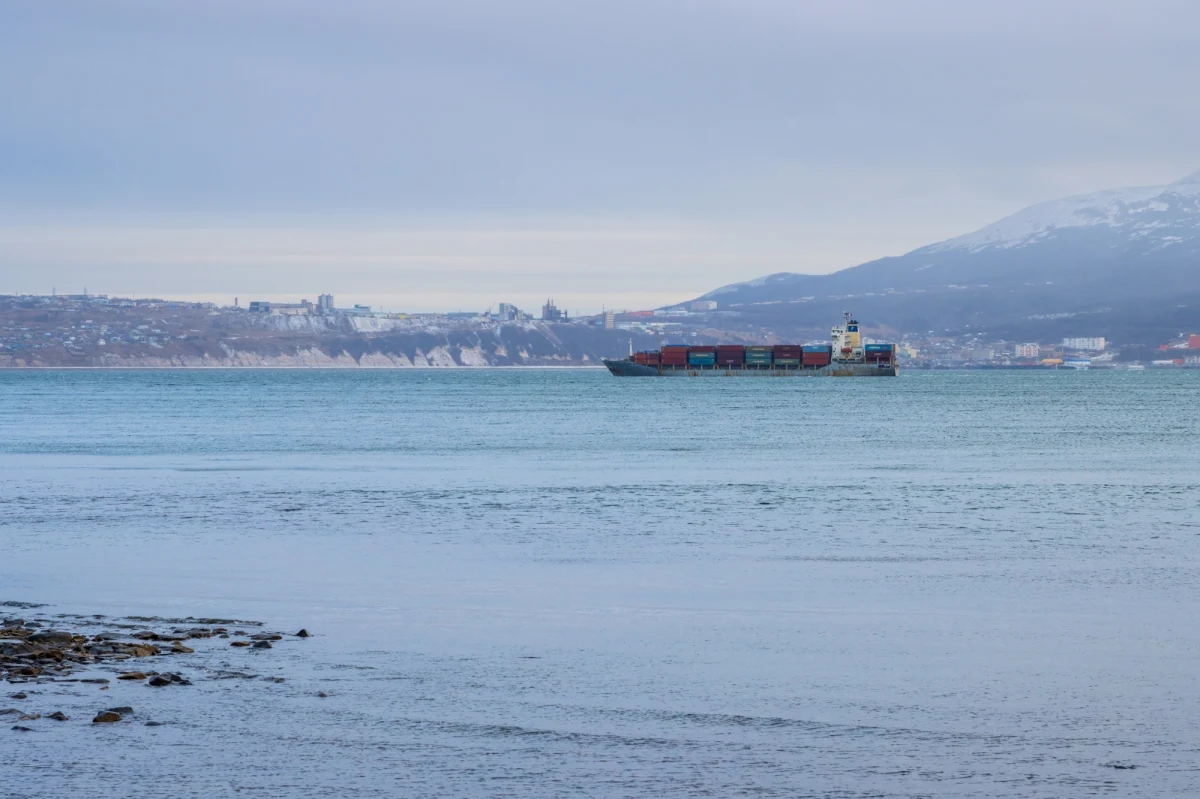 Rosyjski statek "Zorza Poranna" ("Siyanie Severa"), wywożący sprzęt wojskowy z baz rosyjskich w Syrii, osiadł na mieliźnie w pobliżu Gibraltaru - poinformował proukraiński kanał "Krymski Wiatr". Towarzyszy mu duży okręt desantowy "Aleksander", który jest własnością objętej sankcjami rosyjskiej firmy żeglugowej OJSC Northern Shipping Company, powiązanej z rosyjskim ministerstwem obrony.