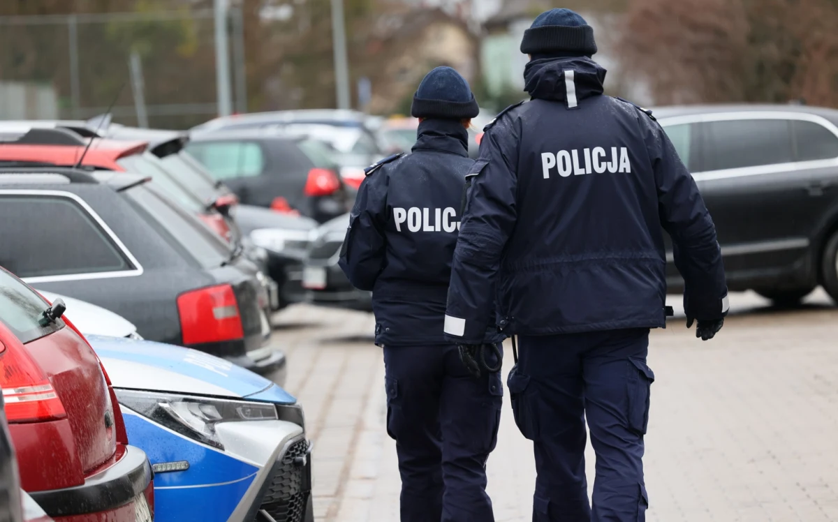 Mężczyzna z nożem wdarł się do budynku Komendy Miejskiej Policji w Skierniewicach w Łódzkiem. Napastnik groził funkcjonariuszom śmiercią. Finalnie został zatrzymany.