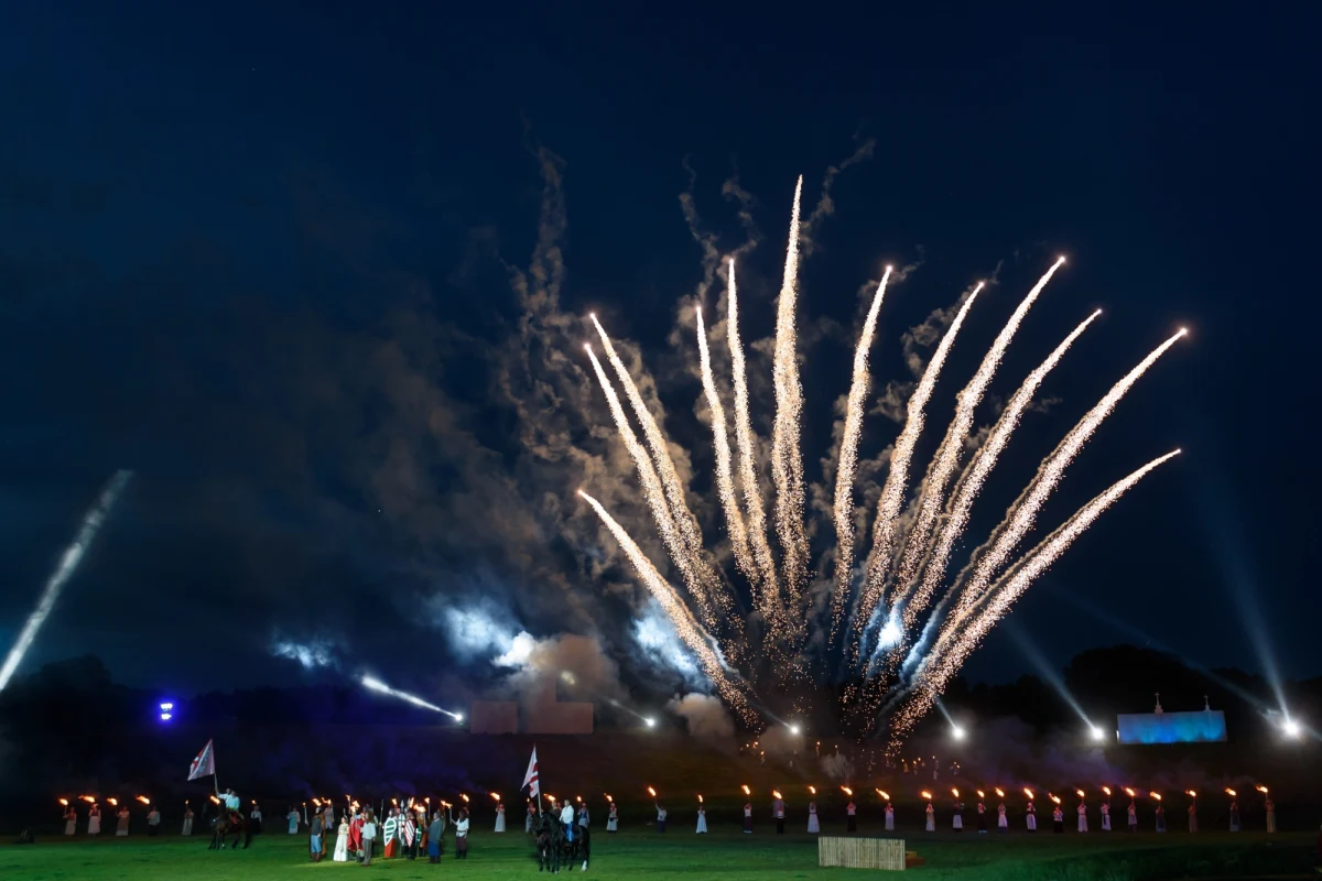 Trwają przygotowania do największego plenerowego przedstawienia opowiadającego historię Polski. Widowisko "Orzeł i Krzyż" będzie prezentowane w Murowanej Goślinie (Wielkopolskie) mimo braku finansowania ze strony rządu. Spektakli będzie więcej niż dotychczas. Zaplanowano też kilka nowości.