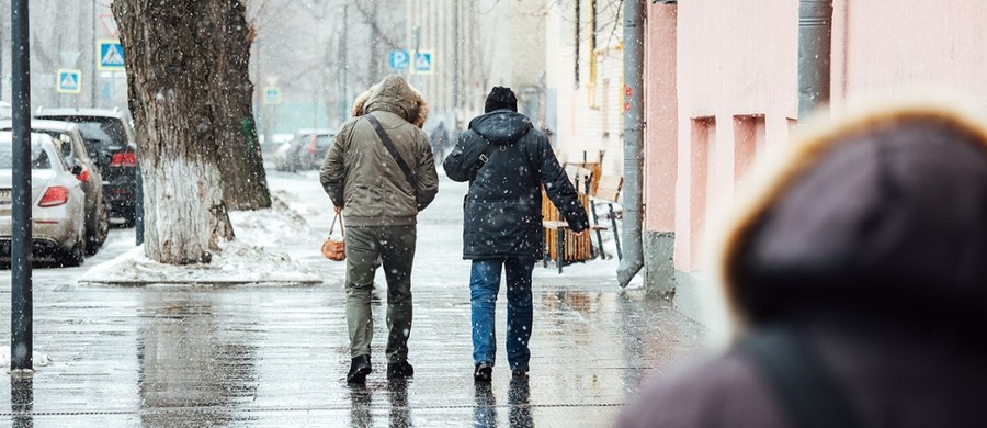 Nadchodzi załamanie pogody. Instytut Meteorologii i Gospodarki Wodnej wydał ostrzeżenia pierwszego stopnia przed intensywnymi opadami deszczu w trzech województwach. Dodatkowo na Dolnym Śląsku obowiązują ostrzeżenia pierwszego stopnia przed intensywnymi opadami śniegu.