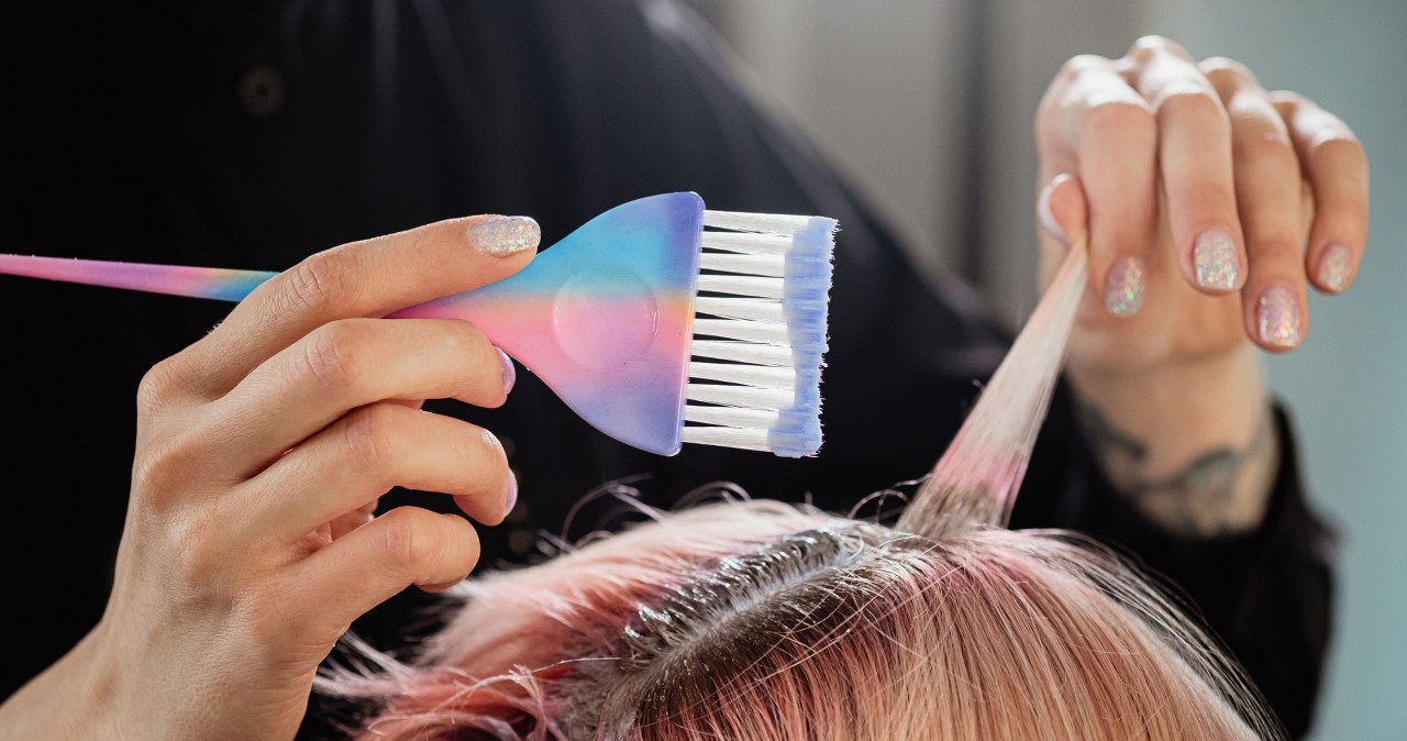 Ten kolor włosów odmładza i jest gorącym hitem. W salonach fryzjerskich długie kolejki na koloryzację