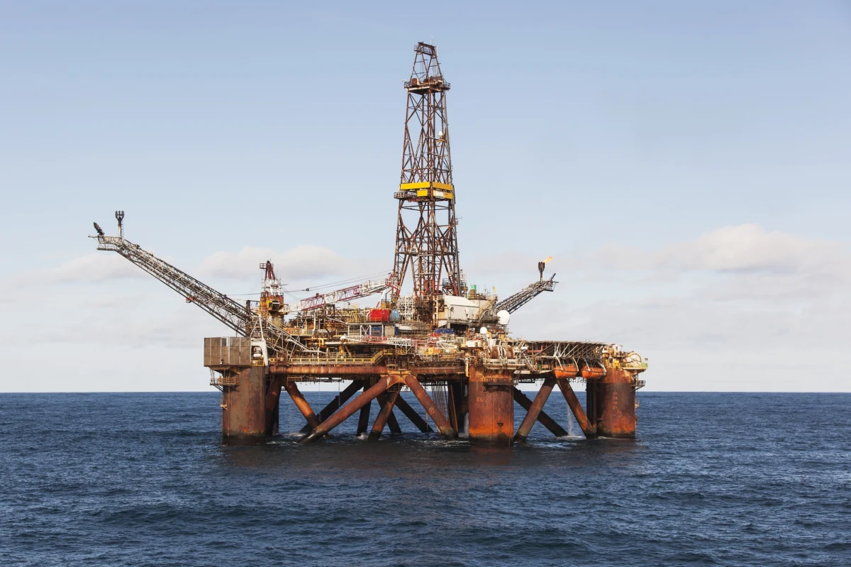 Emerytowana mieszkanka powiatu gnieźnieńskiego (woj. wielkopolskie) przez 10 miesięcy internetowej znajomości straciła niemal 820 tysięcy złotych. Pieniądze wyłudził od niej mężczyzna, który podawał się za wdowca pracującego na platformie wiertniczej na Morzu Śródziemnym.