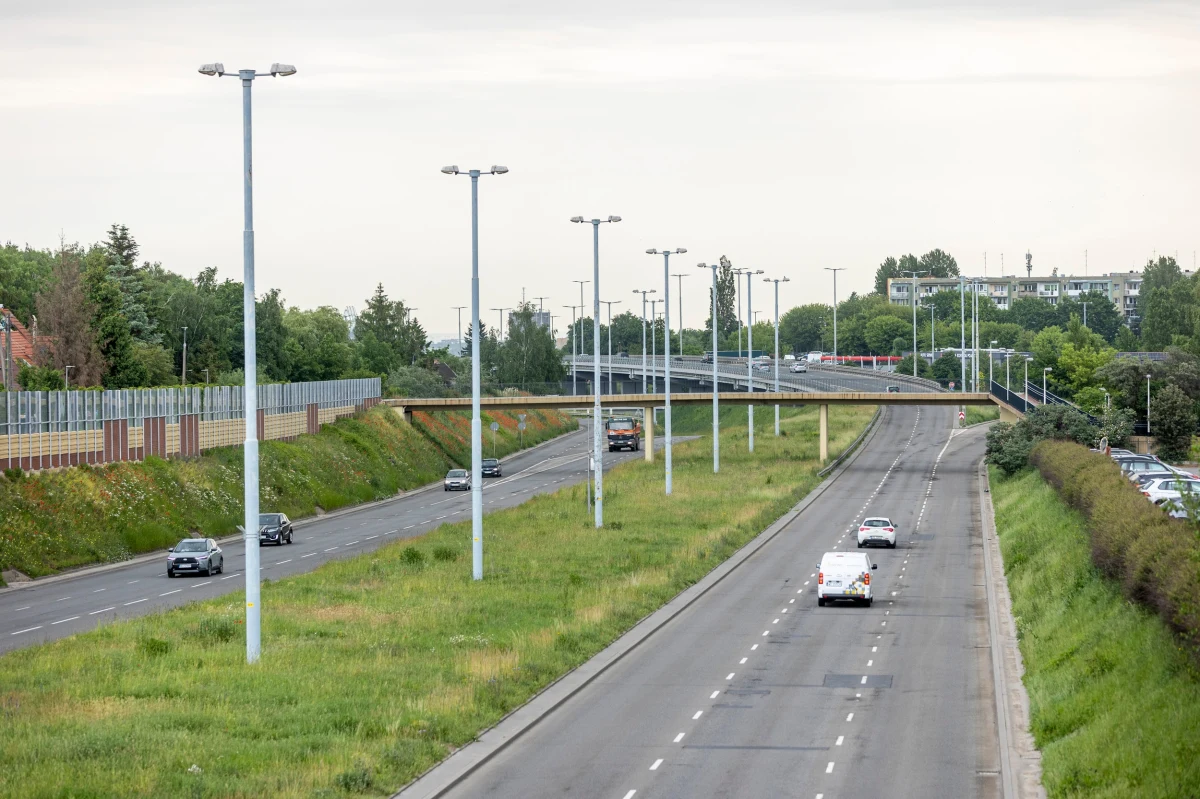 Od poniedziałku 17 marca na kierowców poruszających się al. Armii Krajowej w Gdańsku czekają poważne zmiany. Ruszy zapowiadany remont dwukilometrowego odcinka tzw. W-Z od Węzła Groddecka do al. Sikorskiego. To część większego projektu, zwanego Ekostradą. W planach jest nie tylko odnowienie nawierzchni, ale także utworzenie dedykowanej drogi rowerowej na jednym z pasów.