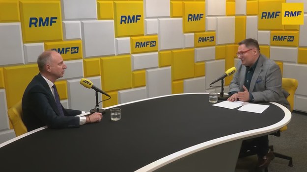 "Prezydent USA Donald Trump jest jedynym politykiem, który może doprowadzić do pokoju w Ukrainie" - mówił w Porannej rozmowie w RMF FM Wojciech Kolarski, szef Biura Polityki Międzynarodowej Kancelarii Prezydenta RP. Wojciech Kolarski potwierdził, że prezydent Andrzej Duda i rząd znowu zaczęli współpracować przy powoływaniu ambasadorów. Nie ma natomiast zgody prezydenta na powołanie polityka PO Bogdana Klicha na ambasadora w Waszyngtonie. "W Waszyngtonie drzwi do Białego Domu dla Bogdana Klicha będą zamknięte" - powiedział Kolarski.