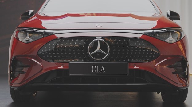 Mercedes CLA to najbardziej inteligentne auto tej marki, jakie do tej pory powstało. Oferuje różnorodne napędy o wysokiej sprawności, a klimat wnętrza definiuje rozciągająca się na całą szerokość auta tafla ekranów. Mieliśmy okazję, jako jedna z trzech redakcji z Polski zobaczyć to auto podczas utajnionej prezentacji.