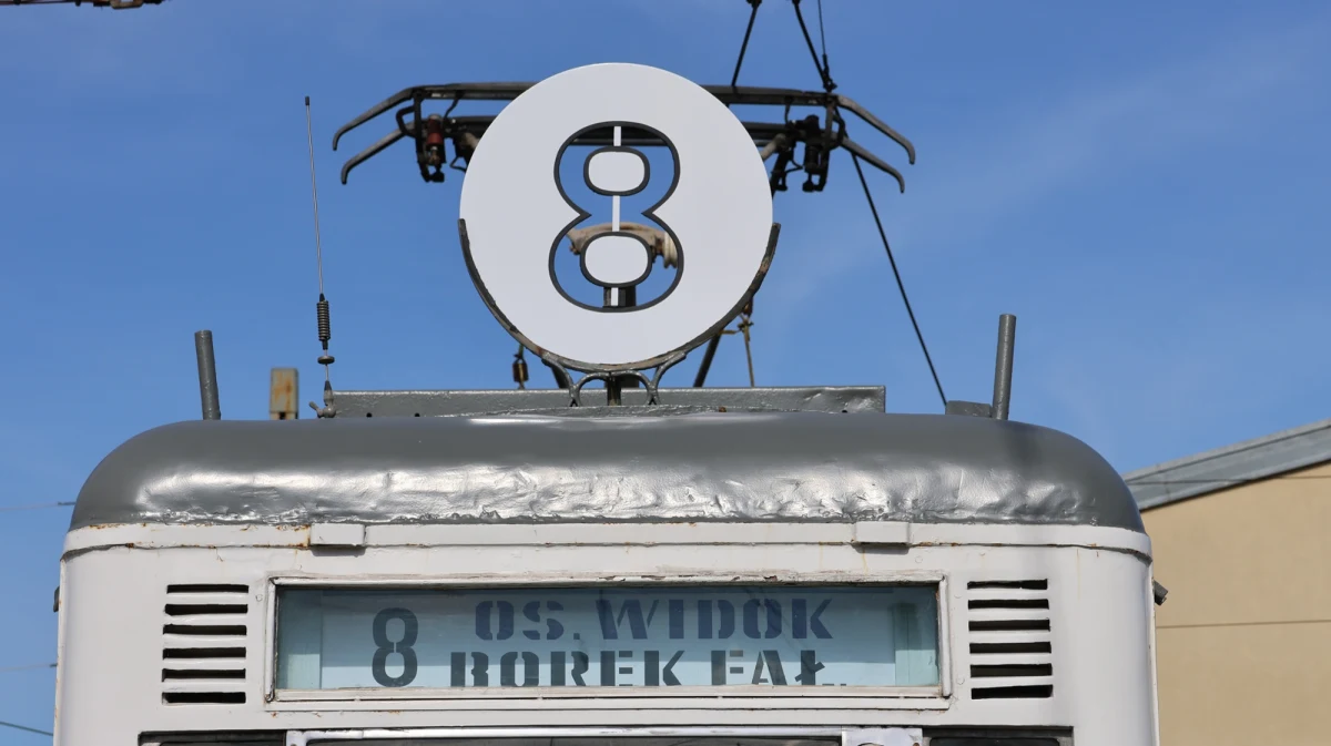 Krakowskie MPK postanowiło przywrócić do życia kawałek historii komunikacji miejskiej, dokonując remontu historycznego wagonu tramwajowego typu ND. To prawdziwa podróż w czasie dla mieszkańców i turystów, którzy teraz mają okazję przejechać się potrójnym składem tramwaju, niegdyś królującym na krakowskich torowiskach.