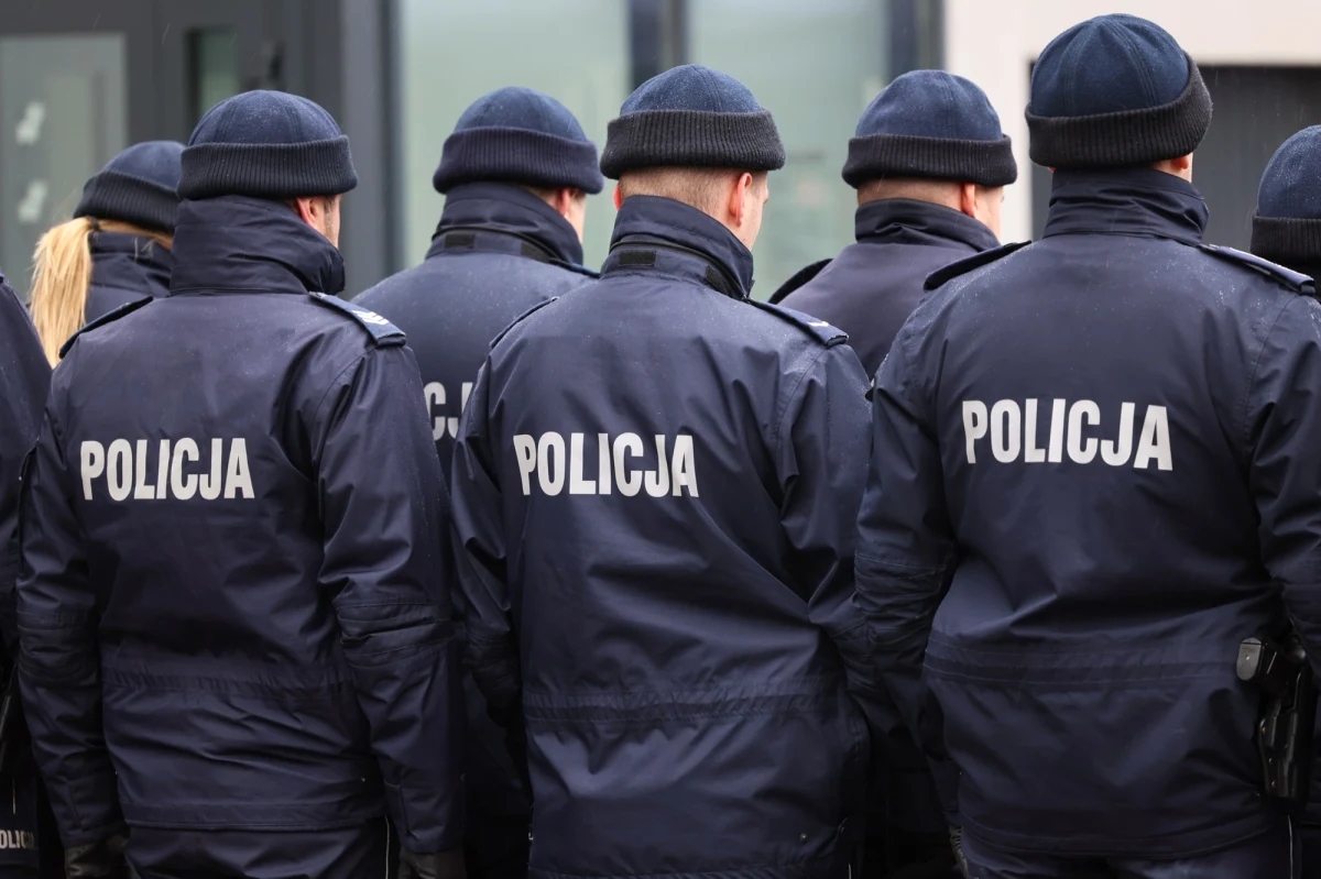 ​Rośnie liczba policjantów. Z informacji, które uzyskał reporter RMF FM, wynika, że w porównaniu z ubiegłym rokiem poziom wakatów zmniejszył się o blisko dwa punkty procentowe i wynosi dziś 13 proc. Kandydaci zasypują komendy podaniami, jednak wielu nie spełnia warunków, by trafić do służby.