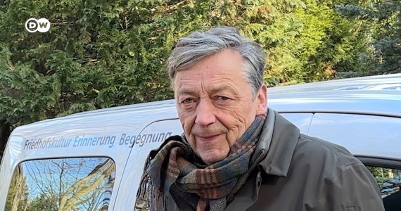 Wozi seniorów na groby bliskich