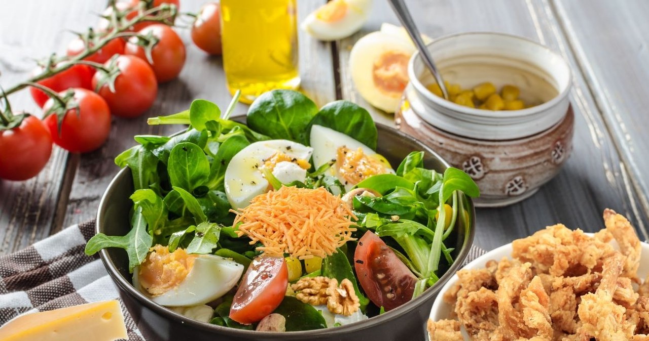 Boczniaki i cheddar w roli głównej. Poznaj przepis na pyszną sałatkę od Ewy Wachowicz