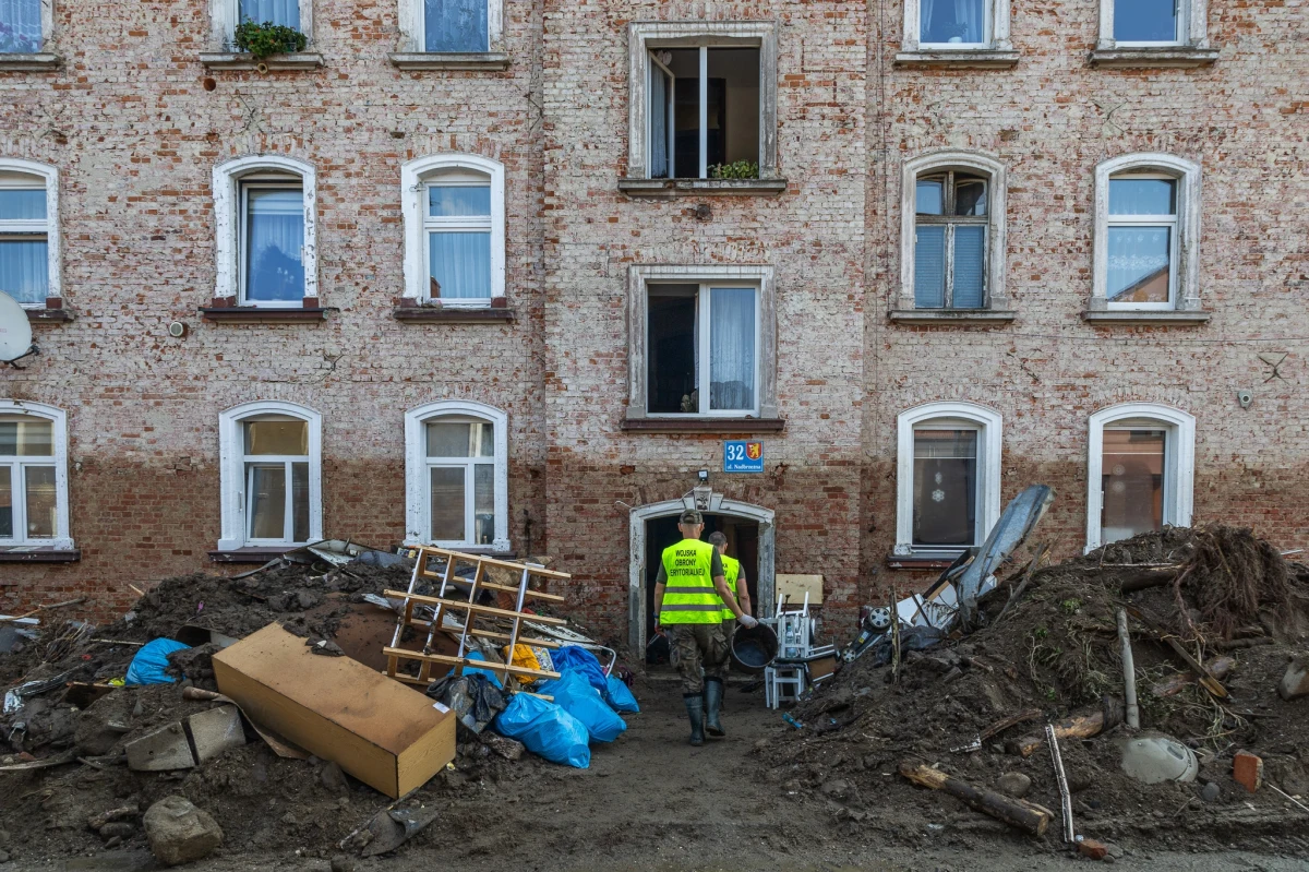 Dobra wiadomość dla powodzian - termin składania wniosków o świadczenia do 200 tysięcy zł na odbudowę domu został wydłużony. O pieniądze można się starać nie do 15 marca, ale aż do 15 czerwca. 