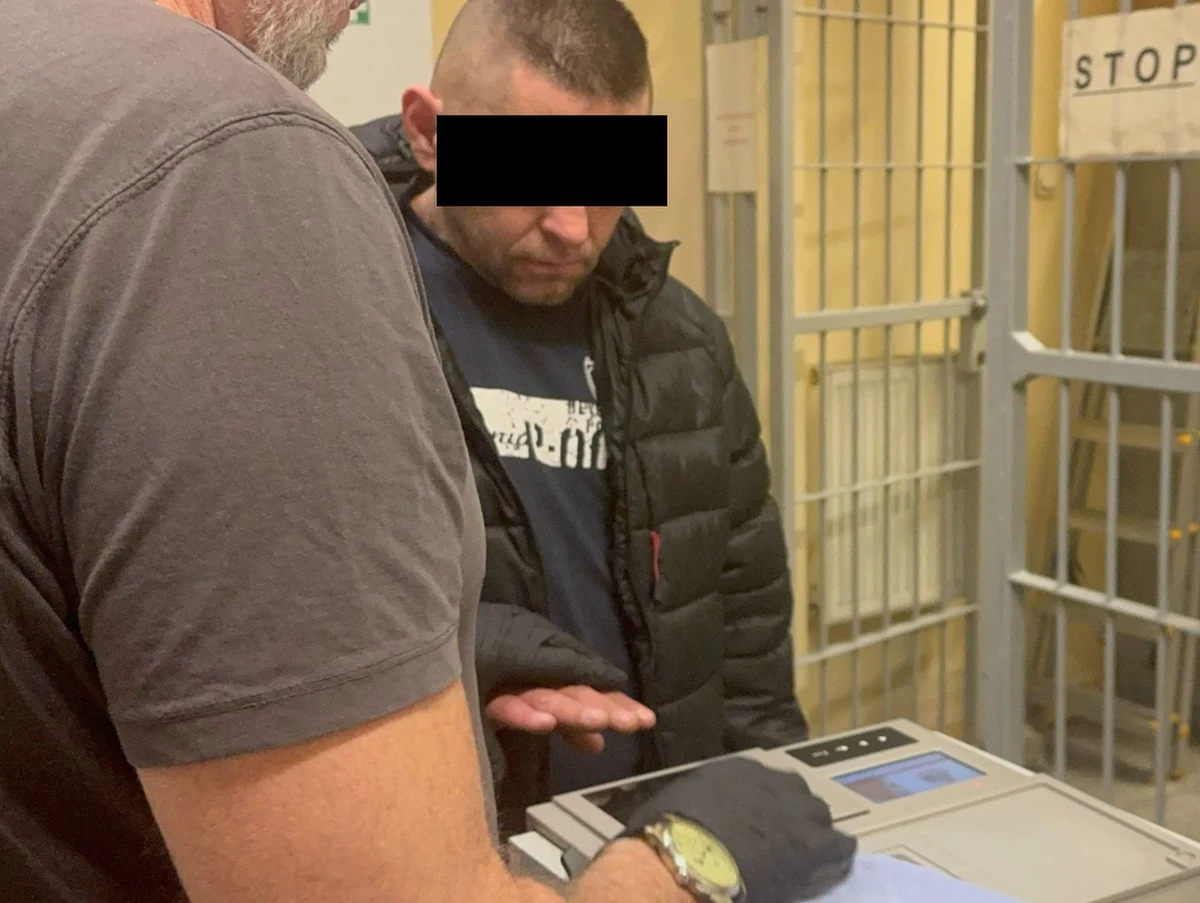 45-latek, który kierował samochodem z prawie 3 promilami alkoholu we krwi, przez pomyłkę wjechał na parking przed stołeczną komendą. Tam zwrócił uwagę mundurowego. Po zatrzymaniu kierowcy okazało się, że ma na sumieniu również inne przewinienia.