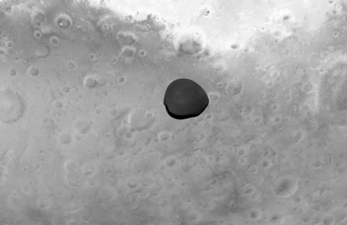 Naukowcy Europejskiej Agencji Kosmicznej (ESA) opublikowali zdjęcia wykonane przez sondę Hera podczas wczorajszego przelotu obok Marsa. Instrumenty sondy miały okazję zarejestrować obrazy Deimosa - mniejszego i bardziej tajemniczego z dwóch księżyców Czerwonej Planety. Misja Hera jest elementem programu obrony planetarnej. Wystartowała 7 października 2024 roku. Jej celem jest układ podwójny planetoid Didymos i Dimorphos. Dimorphos to pierwsza kosmiczna skała uderzona przez statek z Ziemi. Kolizja z sondą NASA DART w 2022 roku zmieniła jej orbitę. Hera ma badać dalsze skutki tego zderzenia, by pomóc w planowaniu ewentualnej misji zmiany trajektorii planetoidy, która mogłaby zagrażać Ziemi.