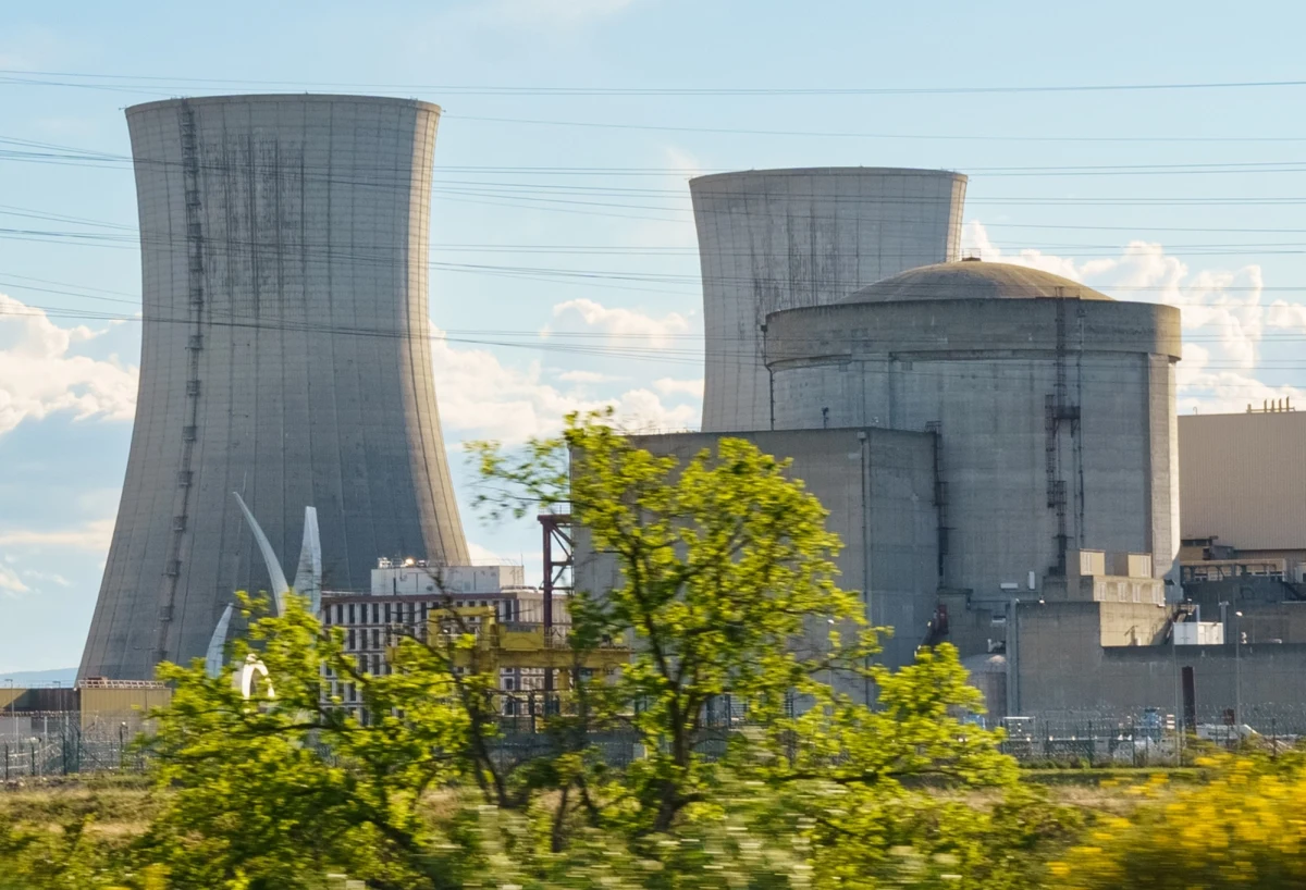 Bełchatów i Konin to preferowane lokalizacje dla drugiej elektrowni jądrowej, a miejscowości Kozienice i Połaniec będą alternatywą – poinformowało w czwartek Ministerstwo Przemysłu. Planowany start budowy to 2032 rok, a pierwszy z trzech bloków ma zostać uruchomiony w 2040 roku.