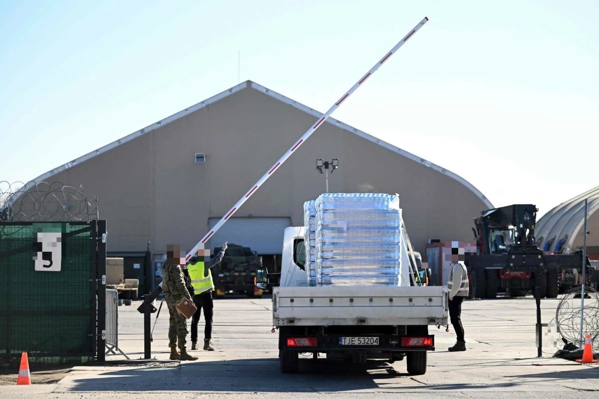 "Ważnym rezultatem obrad w Arabii Saudyjskiej jest wznowienie dostarczania broni na Ukrainę z centrum logistycznego w Rzeszowie" - poinformował w środę minister spraw zagranicznych Ukrainy Andrij Sybiha. "Dostawy uzbrojenia przez Jasionkę wróciły do poprzednich poziomów" - dodał szef MSZ Radosław Sikorski.