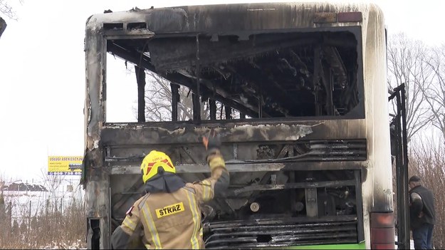 Horror na drodze do Pucka na Pomorzu. Autobus, którym jechało 40 dzieci stanął w płomieniach. Na szczęście wszyscy bezpiecznie zdążyli wydostać się z pojazdu, zanim doszczętnie spłonął. Służby sprawdzają dlaczego w ogóle się zapalił.Materiał dla "Wydarzeń" przygotował Mateusz Kopyłowicz.