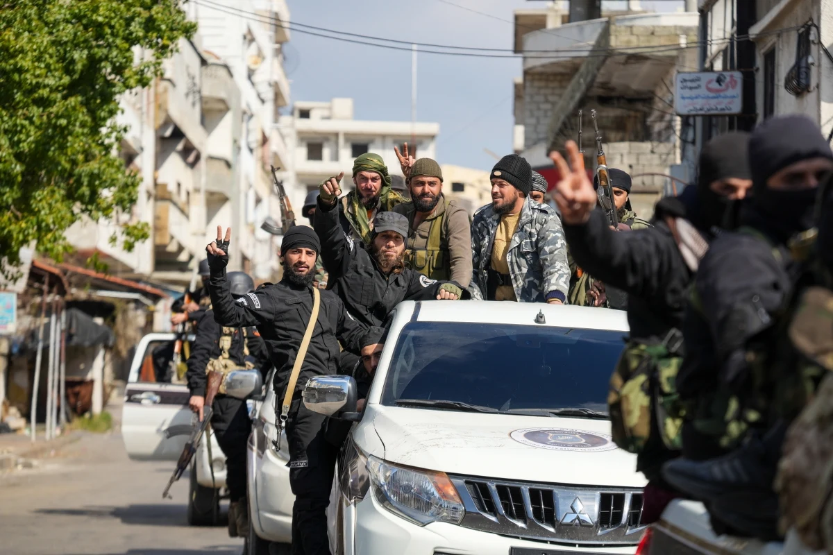 Tymczasowy prezydent Syrii Ahmed al-Szara w czwartek podpisał deklarację konstytucyjną. Dokument ten ma obowiązywać przez pięć lat, gwarantuje między innymi wolność słowa, prawa społeczne i ekonomiczne kobiet, ale zaznacza rolę prawa muzułmańskiego. W nowej tymczasowej konstytucji zachowano niektóre z zapisów z poprzedniej zawieszonej w styczniu konstytucji, jednym z nich jest konieczność tego, by głową państwa był muzułmanin. 