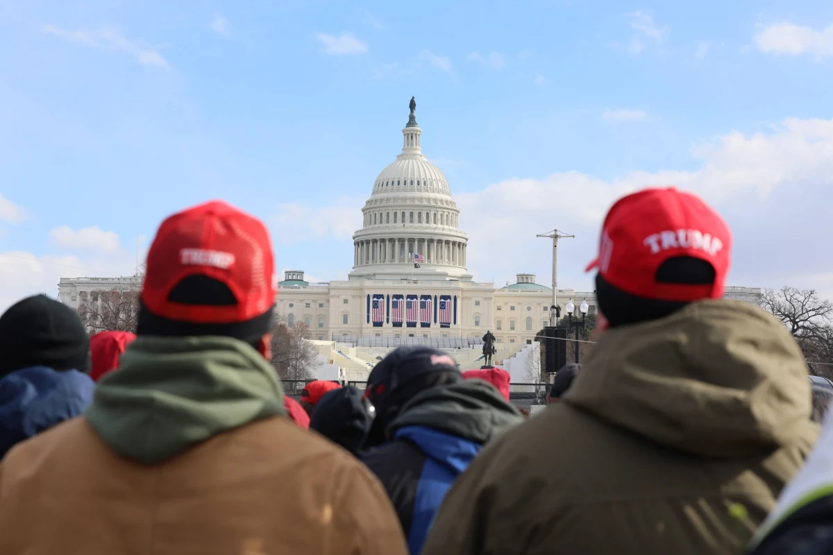 Ponad połowa Amerykanów uważa, że Donald Trump za bardzo zbliżył się z Rosją. Również ok. połowa sądzi, że wsparcie militarne Ukrainy powinno być uzależnione od tego, czy USA otrzymają udział w ukraińskich zasobach mineralnych. Takie dane płyną z sondażu przeprowadzonego przez Agencję Reutera i Ipsos.