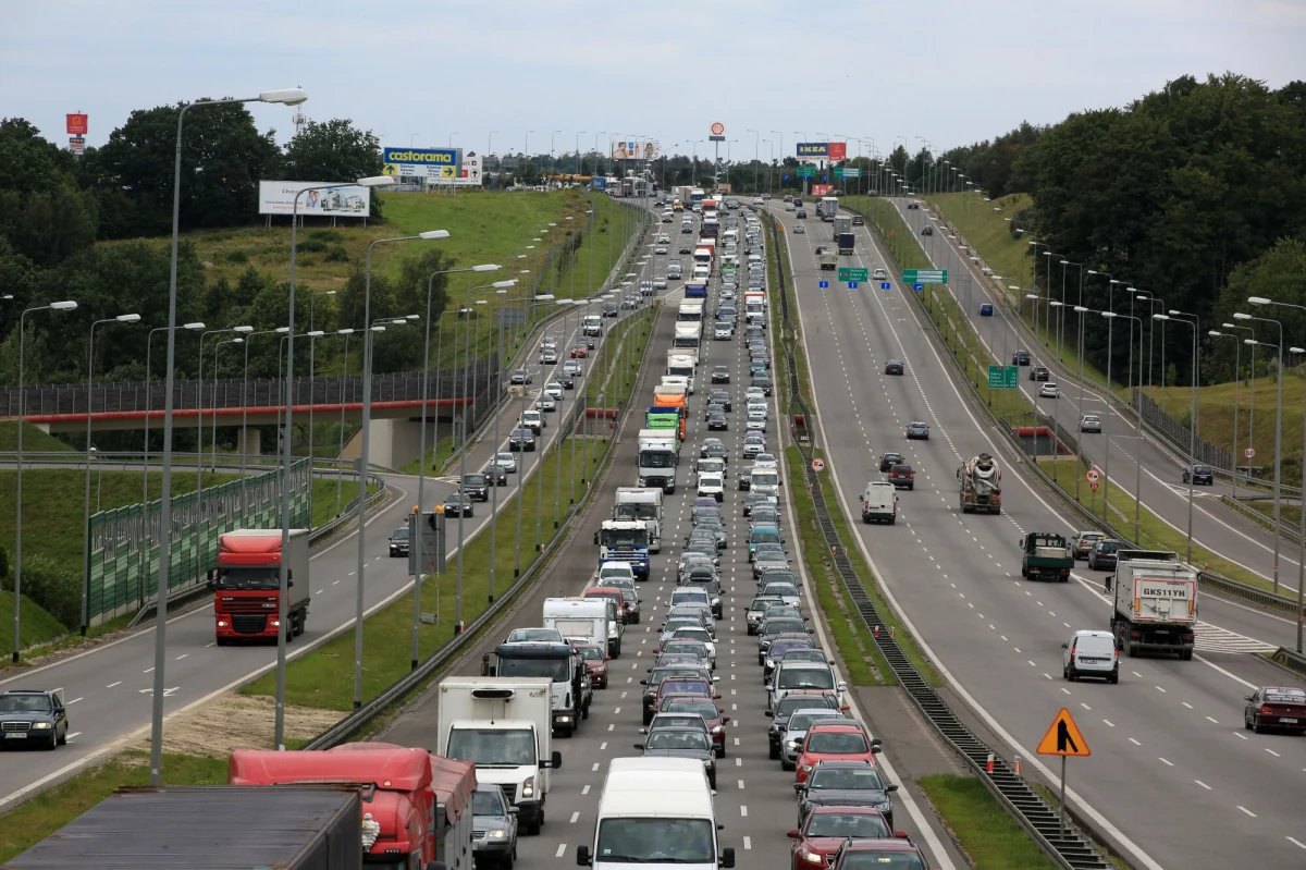 Trzy zamiast dwóch pasów na obwodnicy Trójmiasta między Szadółkami a Kowalami, bajpas zakorkowanego Straszyna i przebudowa węzłów: Kowale, Straszyn i Szadółki -  to kluczowe inwestycje, które zostały zapowiedziane w czwartek na wyjazdowym posiedzeniu sejmowej Podkomisji do spraw budownictwa, gospodarki przestrzennej i mieszkaniowej oraz poczty.