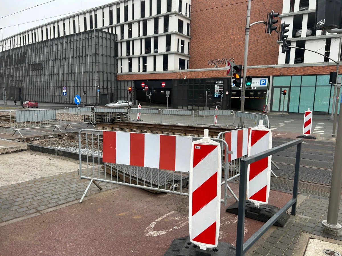 Załamanie się sufitu piwnicy nieistniejącego już dziś budynku było powodem powstania wyrwy pod torami w centrum Gdańska. Na miejscu kończy się już zasypywanie powstałej dziury. W najbliższych dniach tramwaje linii nr 4 powinny wrócić na stare tory.