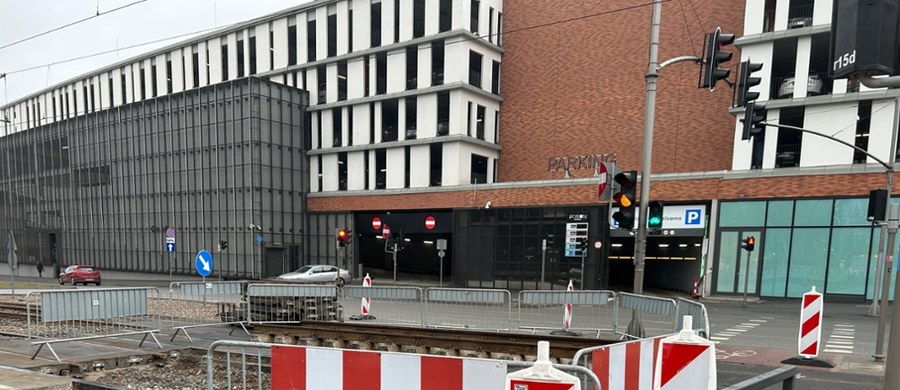 Załamanie się sufitu piwnicy nieistniejącego już dziś budynku było powodem powstania wyrwy pod torami w centrum Gdańska. Na miejscu kończy się już zasypywanie powstałej dziury. W najbliższych dniach tramwaje linii nr 4 powinny wrócić na stare tory.