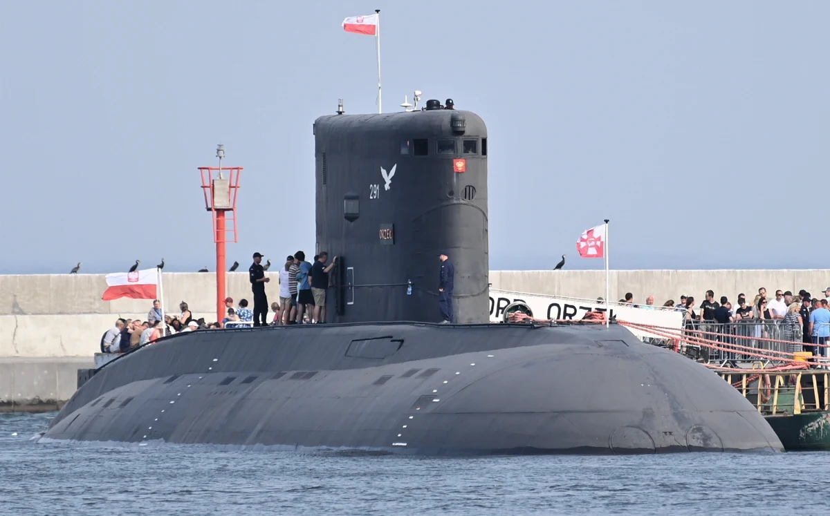 Wiceszef MON Paweł Bejda w tym tygodniu odwiedził niemiecką stocznię i centrum szkoleniowe personelu dla okrętów podwodnych. Wcześniej złożył wizytę w Szwecji i Włoszech, gdzie spotkał się z przedstawicielami państw oraz firm, które mogłyby potencjalnie dostarczyć Polsce okręty podwodne. Minister obrony Władysław Kosiniak-Kamysz informuje, że decyzja w sprawie zakupu ma zapaść w tym roku.