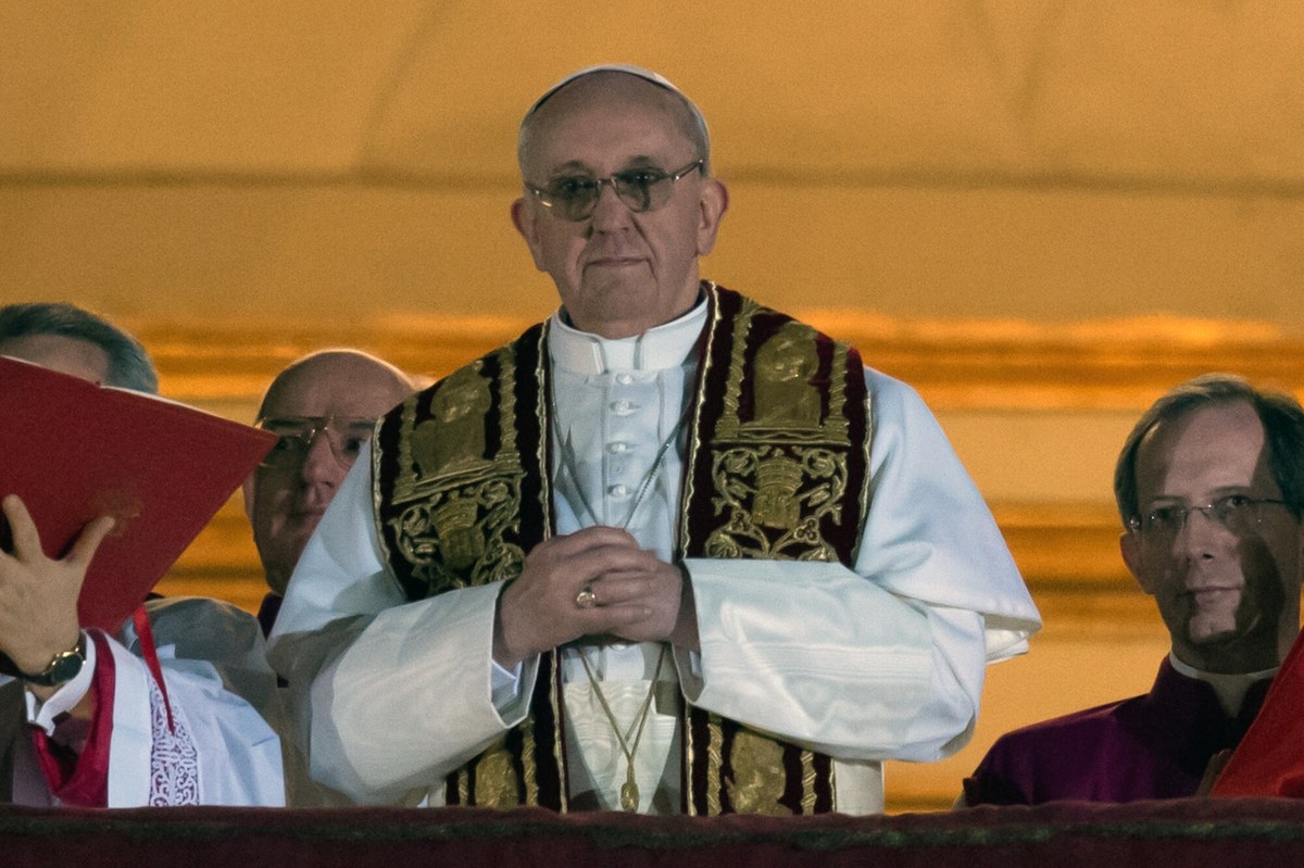 Okolicznościowy tort otrzymał papież Franciszek od personelu medycznego szpitala Gemelli z okazji 12. rocznicy wyboru na Stolicę Piotrową. Tego dnia papież śledził również zdalnie rekolekcje wielkopostne.