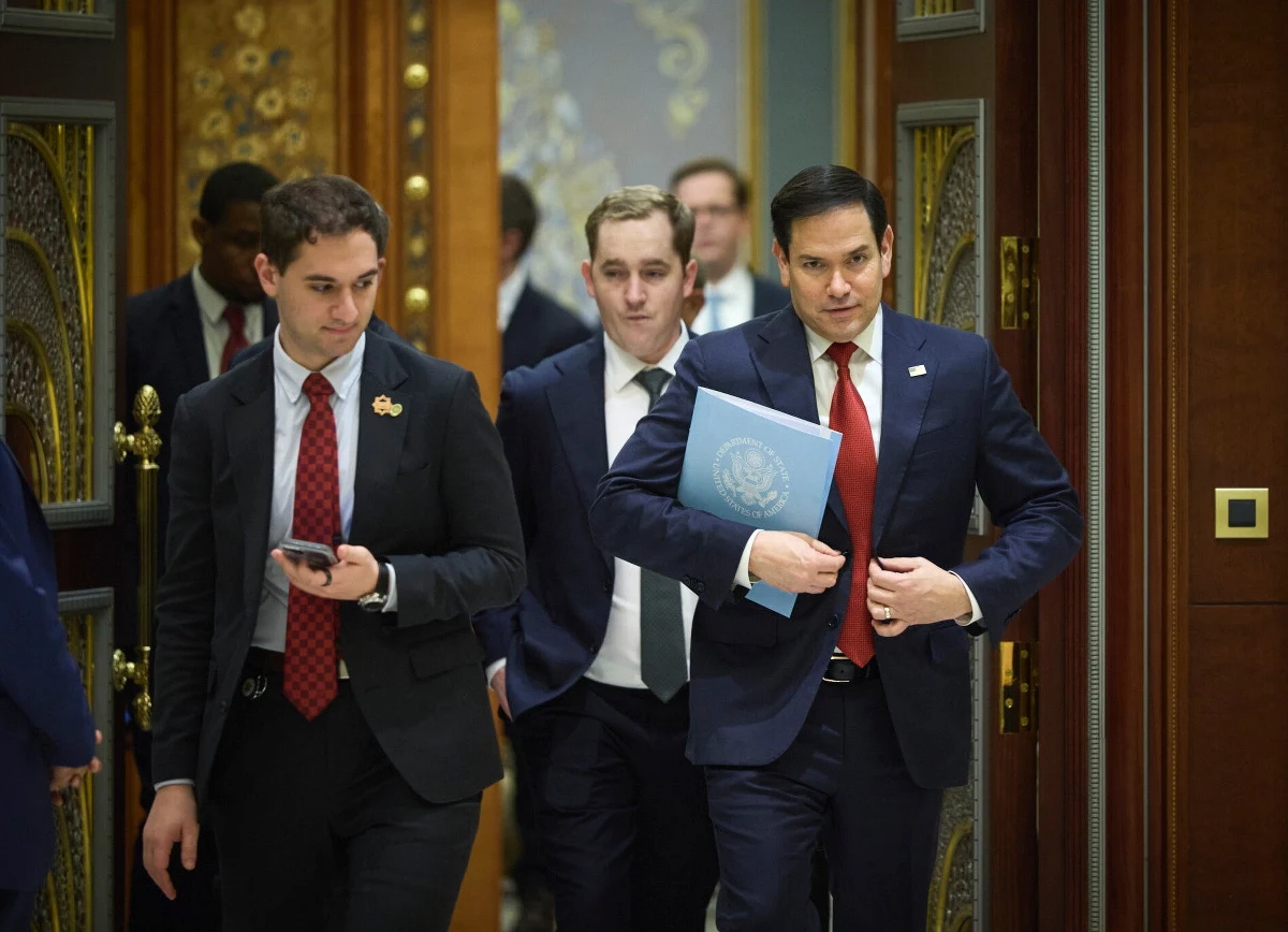 Według źródeł Europejskiej Prawdy, zaangażowanych w ukraińsko-amerykańskie negocjacje w Arabii Saudyjskiej, Kijów postawił bardzo konkretne czerwone linie w kontekście rozmów pokojowych z Rosją. Ukraińcy nie zamierzają m.in. rezygnować z przystąpienia do NATO i nie zaakceptują żądań redukcji armii.