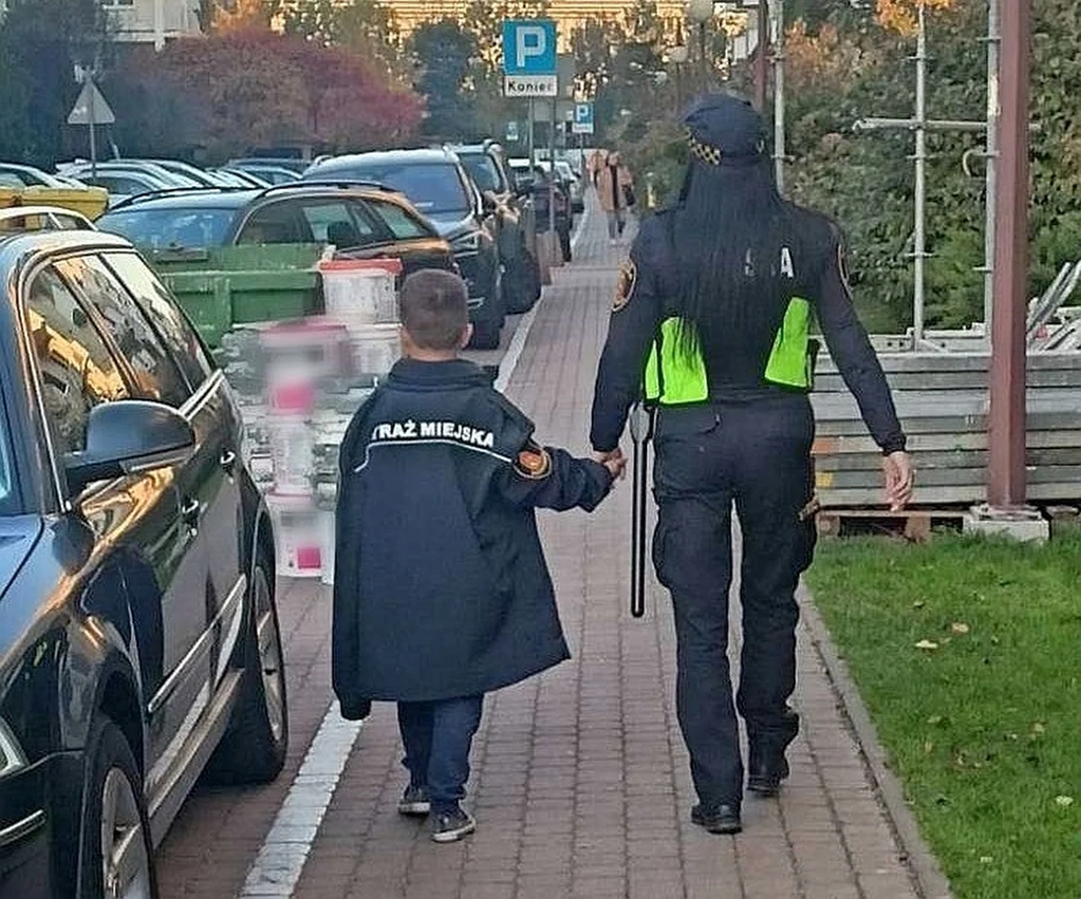 Ta historia mogła przydarzyć się każdemu dziecku. 8-latek zgubił się w Warszawie w drodze ze szkoły do domu. Z pomocą zapłakanemu chłopcu przyszli strażnicy miejscy.