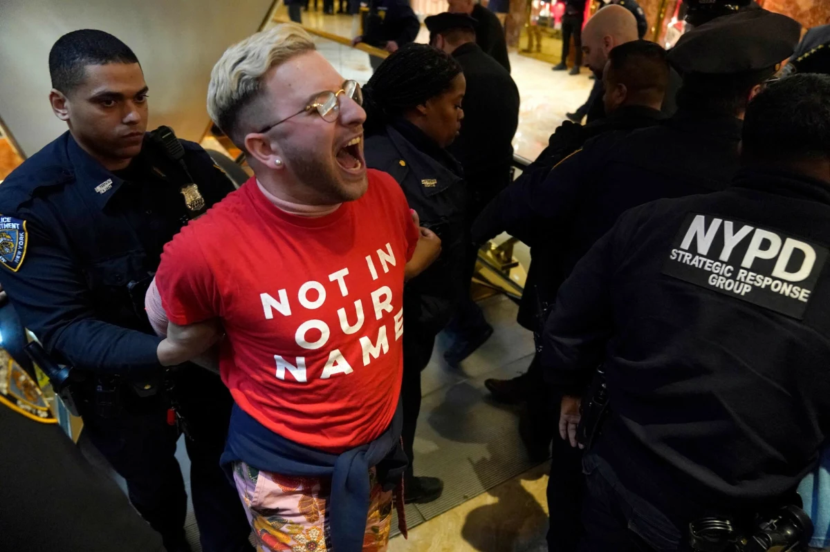 Aresztowaniem niemal 100 osób zakończył się czwartkowy protest zwołany przez organizację „Jewish Voice for Peace” w Trump Tower w Nowym Jorku. W wieżowcu należącym do prezydenta USA protestujący domagali się uwolnienia Mahmuda Khalila, zatrzymanego za jego rolę w ubiegłorocznych propalestyńskich demonstracjach na Uniwersytecie Columbia.