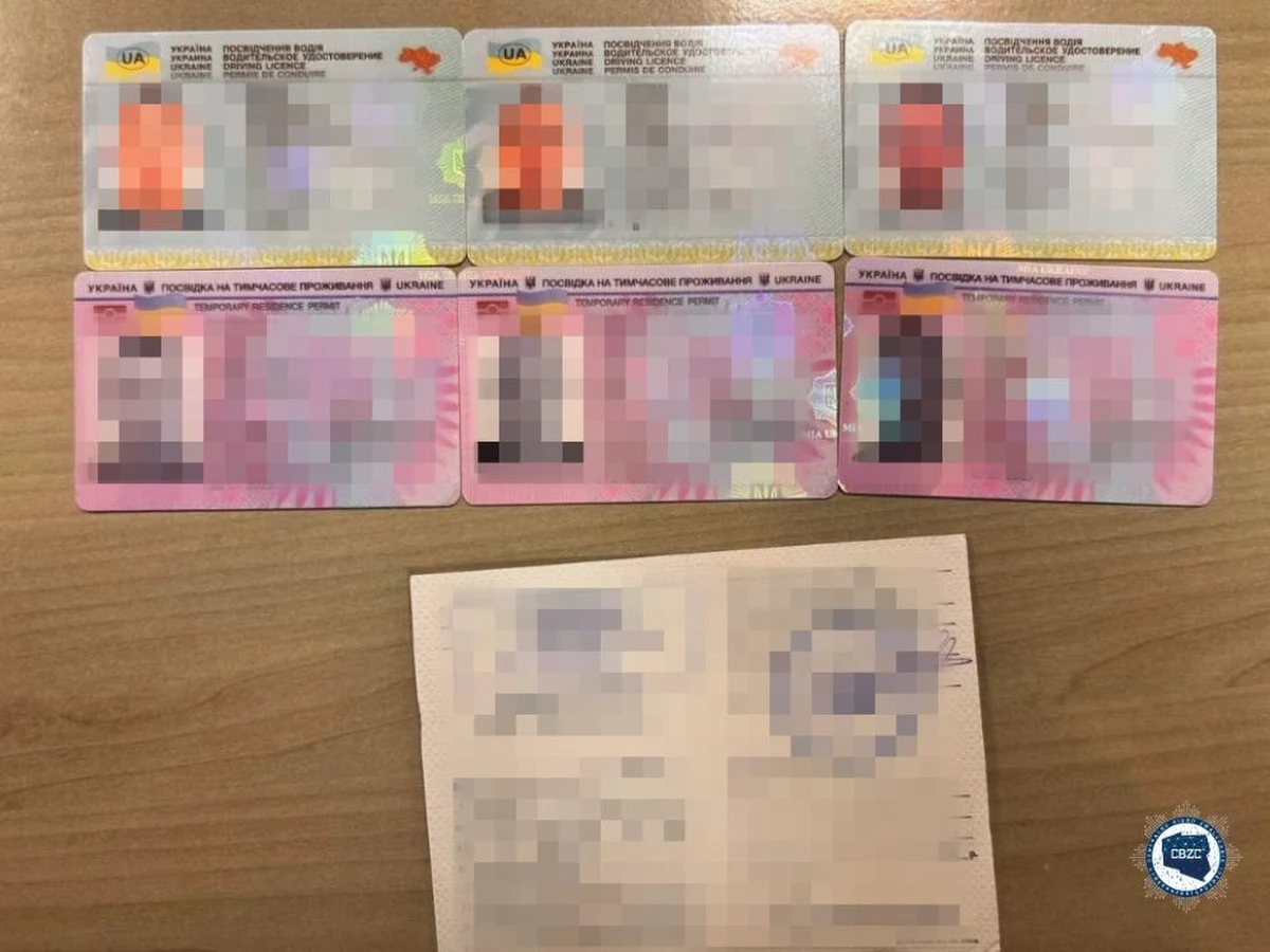 Pięć osób podejrzanych o podrabianie dokumentów - przede wszystkim praw jazdy - zatrzymali policjanci z Centralnego Biura Zwalczania Cyberprzestępczości. Funkcjonariusze działali na polecenia zachodniopomorskiego wydziału Prokuratury Krajowej.