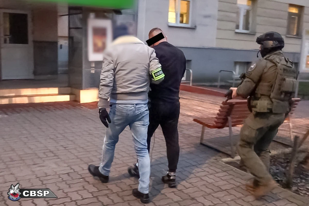 Dwóch poszukiwanych - Dawida J. i Piotra T. - zatrzymali na terenie województwa mazowieckiego "łowcy cieni" CBŚP. Mężczyźni ukrywali się. 44-latek podejrzewany jest o nielegalne posiadanie broni oraz przestępstwa narkotykowe, 26-latek - o udział w zorganizowanej grupie przestępczej oraz o popełnienie licznych przestępstw narkotykowych.