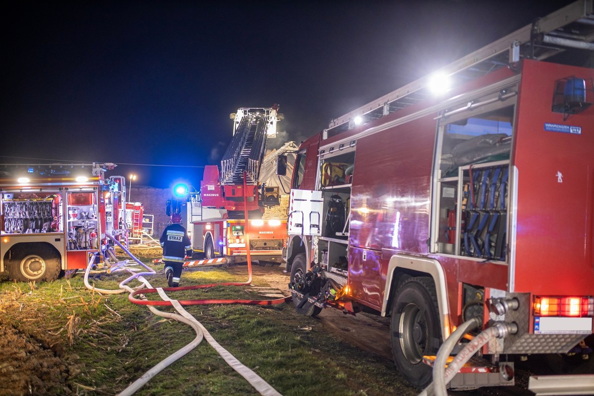 Nocna akcja strażaków po wybuchu i pożarze domy w Cisownicy w woj. śląskim. Jedna osoba została ranna - relacjonuje reporter RMF FM Marcin Buczek.
