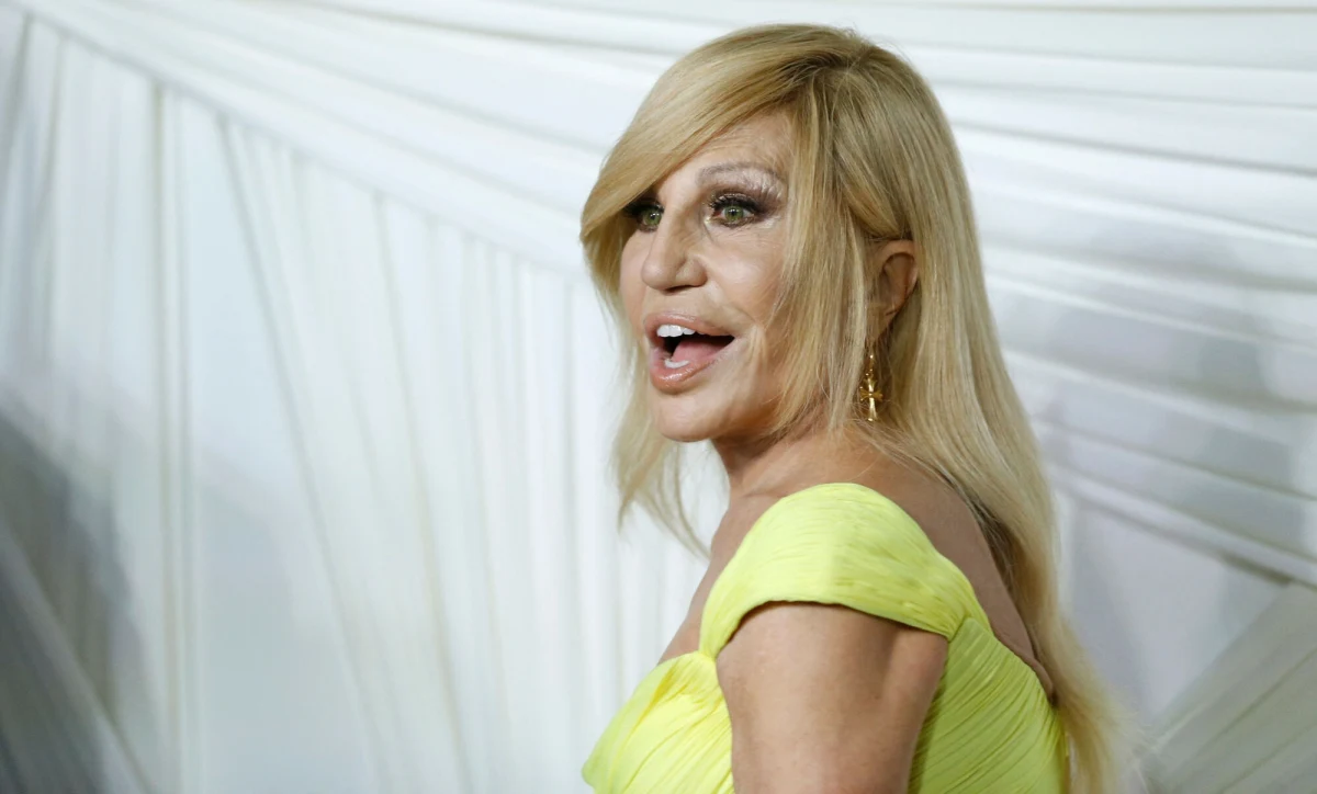 Po blisko 30 latach Donatella Versace rezygnuje z roli dyrektorki kreatywnej domu mody Versace. Pełniła to stanowisko od 1997 r., od momentu, gdy jej brat Gianni został zamordowany. Zdaniem informatorów zagranicznych mediów, decyzja designerki została na niej wymuszona. "Jeszcze przeklną dzień, w którym ją wyrzucili. Nie ma Versace bez Donatelli" - zaznaczyło źródło. 
