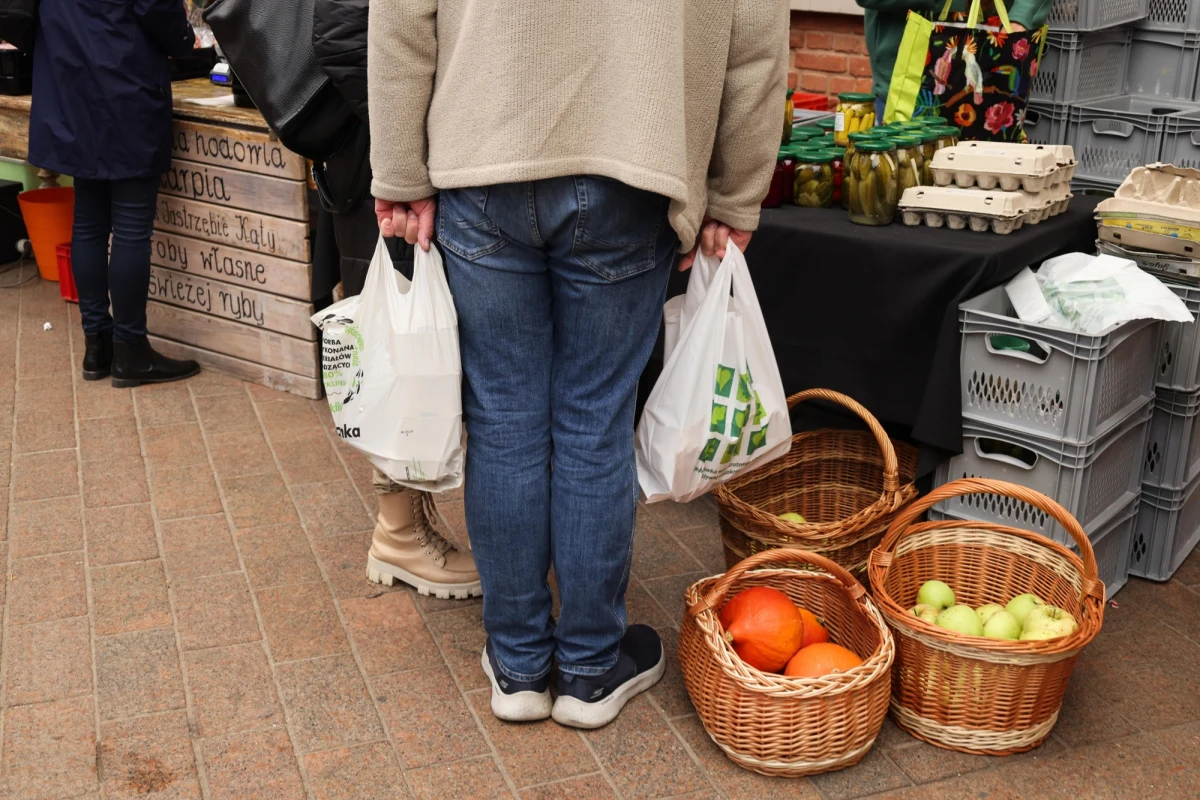 Główny Urząd Statystyczny podał, że w lutym ceny towarów i usług wzrosły w Polsce o 4,9 proc. rok do roku. W stosunku do stycznia ceny wzrosły o 0,3 proc. 
