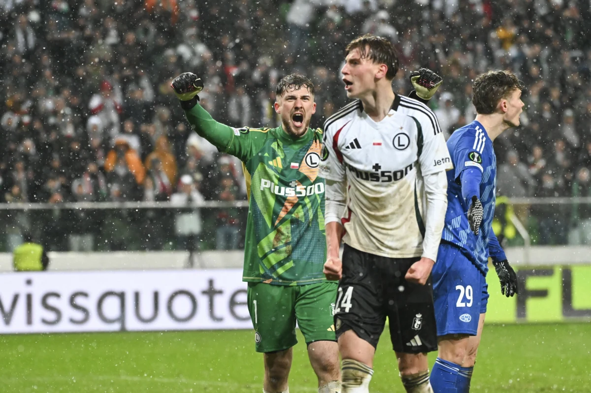 Legia Warszawa i Jagiellonia Białystok zagrają w ćwierćfinale piłkarskiej Ligi Konferencji. To pierwszy taki przypadek w XXI wieku, że na tym poziomie rozgrywek europejskiego pucharu mamy aż dwa polskie zespoły. Dzięki świetnej postawie Jagiellonii i Legii zyskały też inne polskie zespoły, bo nasz kraj awansował na 15. miejsce w rankingu krajowym UEFA i od sezonu 2026/27 w eliminacjach europejskich pucharów wystąpi aż 5 polskich drużyn. W tym dwie w kwalifikacjach Ligi Mistrzów.