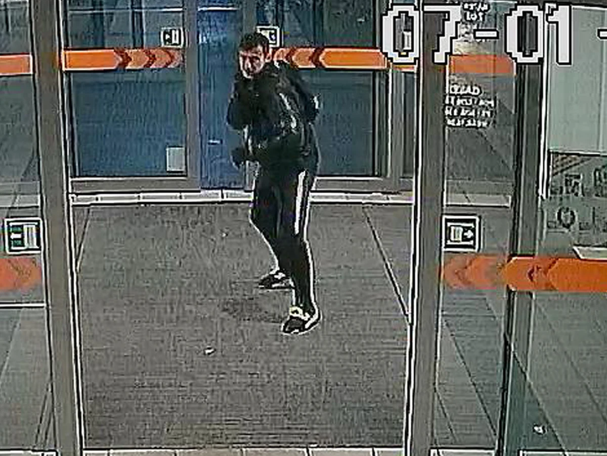 Lubelska policja szuka mężczyzny, który w styczniu napadł na kantor mieszczący się w galerii handlowej przy ul. Zana. Opublikowano jego wizerunek z kamer monitoringu. 