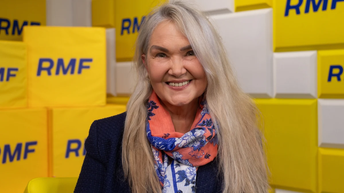 "Wydawało mi się, że mając 43 lata, wszystko w życiu już zrobiłam. Ale tamten okres naprawdę wywołał rewolucję w moim życiu. Z matki Polki poczułam się po prostu kobietą" - mówi Anna Kalata, gość podcastu „Co u nich słychać?” w Radiu RMF24. Kuba Śliwiński zaprosił do rozmowy byłą minister pracy i polityki społecznej w rządzie Kazimierza Marcinkiewicza, a następnie w rządzie Jarosława Kaczyńskiego. Była polityk aktualnie spełnia się jako aktorka, prepperka, pisarka, a przed wszystkim aktywna emerytka. Dlaczego zniknęła z polityki i zakochała się w Indiach?