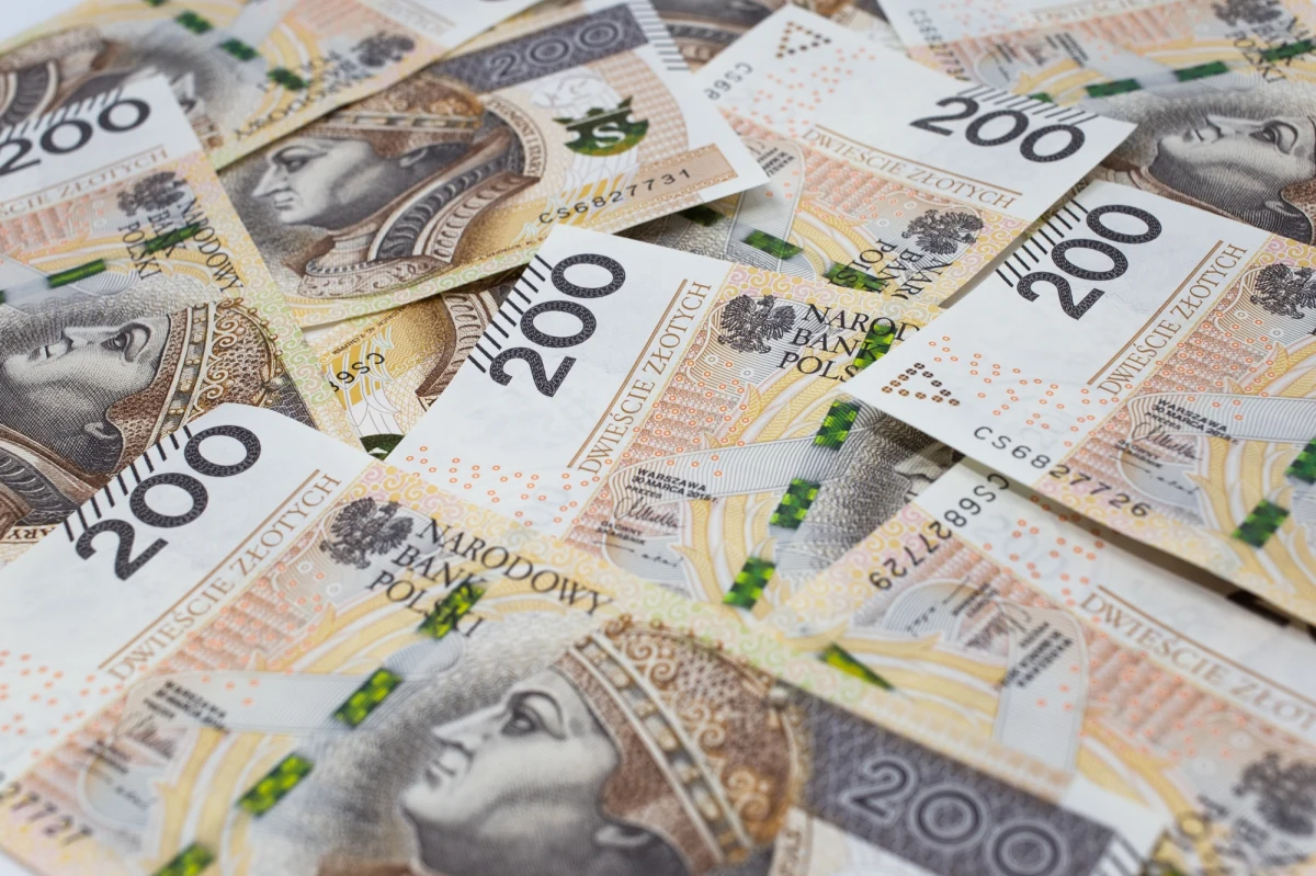 "Jesteśmy trochę opóźnieni z tymi obniżkami, bo zostały popełnione radykalne błędy, motywowane polityką" - powiedział na antenie Radia RMF24 ekonomista, dr Sławomir Dudek z Instytutu Finansów Publicznych SGH. Gość Piotra Salaka w ten sposób odniósł się do niedawnej wypowiedzi prezesa NBP, Adama Glapińskiego, dotyczącej wysokich stóp procentowych w Polsce. Ekspert wyjaśnił również, z jakimi problemami mierzy się obecnie gospodarka światowa i jak wpływa to na pozycję polskiego złotego.