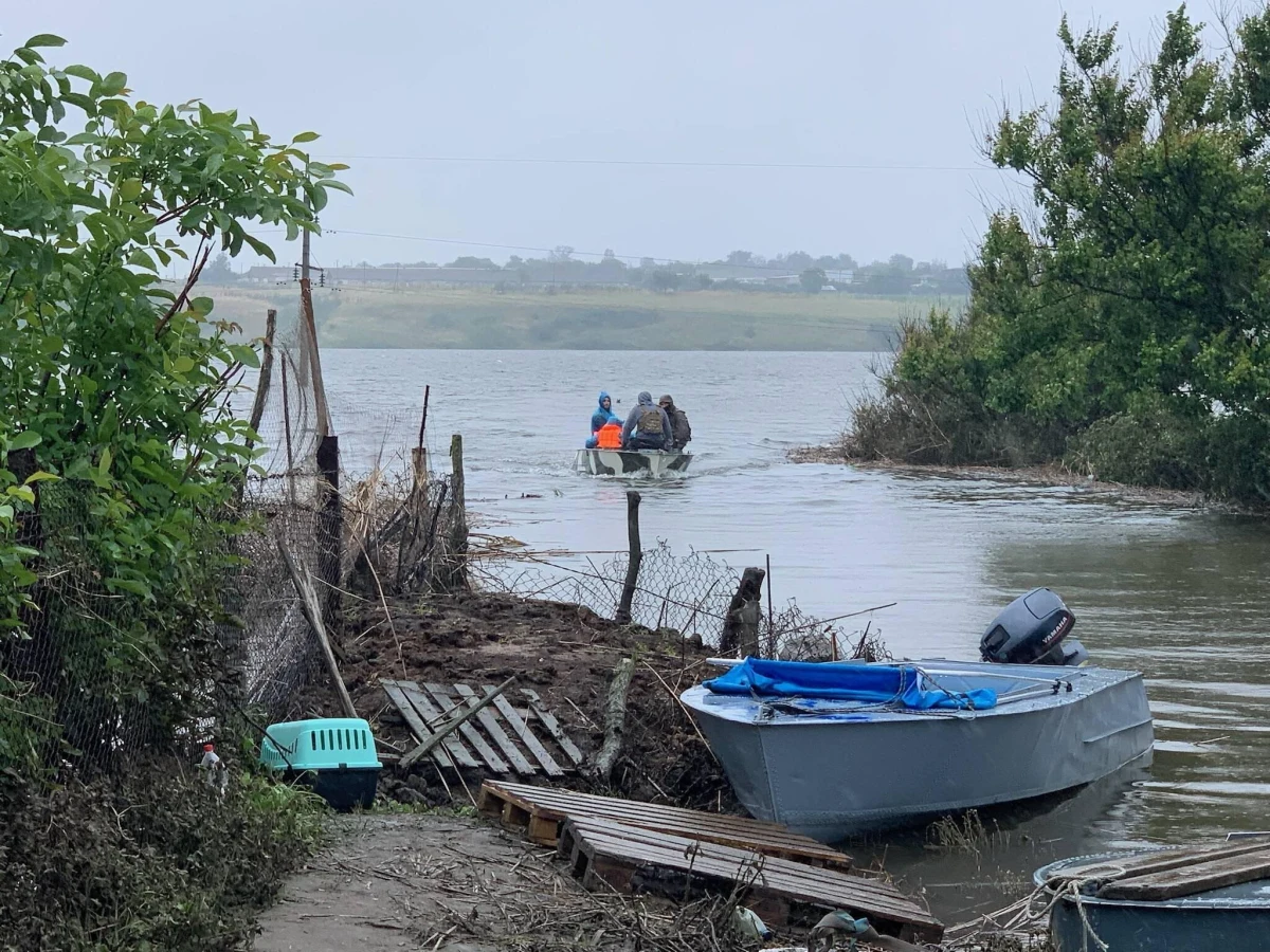W czerwcu 2023 roku, w trakcie trwającego konfliktu rosyjsko-ukraińskiego, doszło do celowego zniszczenia Zapory Kachowskiej na Ukrainie. W wyniku wywołanej w ten sposób powodzi zginęło kilkadziesiąt osób, katastrofa doprowadziła też do kryzysu ekologicznego, zniszczenia ekosystemów i uwolnienia zanieczyszczonych osadów do systemów wodnych poniżej zapory. Międzynarodowy zespół naukowców, głównie z Ukrainy, podsumowuje w najnowszym numerze czasopisma "Science" możliwe ekologiczne skutki strategicznego niszczenia tam podczas działań wojennych oraz środowiskowe konsekwencje, które mogą utrzymywać się przez lata po zakończeniu konfliktu.