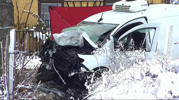 Tragedia w Kaczorowie na Dolnym Śląsku. Kierowca auta dostawczego zjechał z drogi i uderzył w drzewo, 27-latek zginął na miejscu.