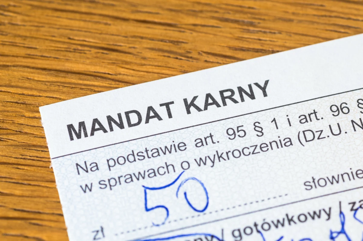 Ruszyły prace nad nowelizacją rozporządzenia w sprawie bloczków mandatowych. Ministerstwo Finansów chce przedłużyć do maja przyszłego roku możliwość wystawiania mandatów na dotychczasowych blankietach. Reporter RMF FM informuje, że dzięki temu będzie można zaoszczędzić 927 tys. zł.