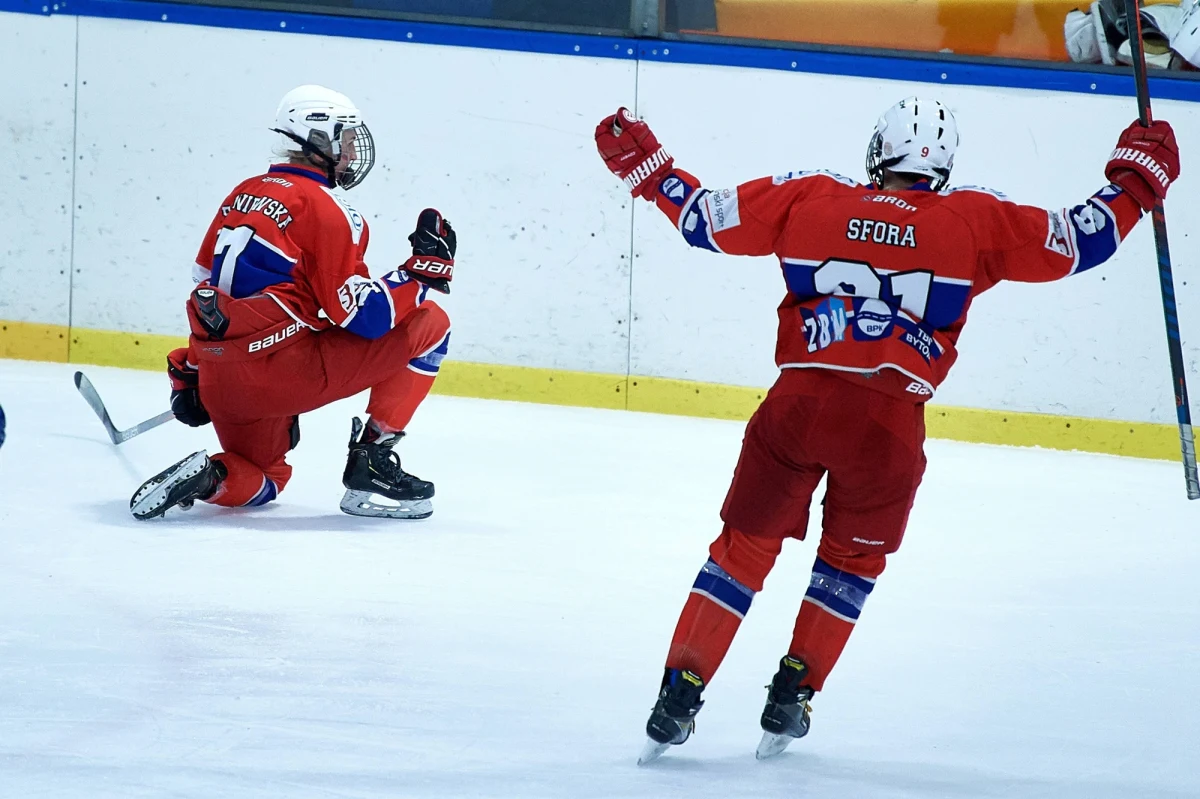 W sobotę 15 marca zostanie rozegrany pierwszy mecz finałowy TAURON Ligi Hokeja Kobiet. O godz. 17 Kojotki Naprzód Janów podejmą drużynę BS Polonia Bytom. Faworytkami są przyjezdne, które walczą w tym sezonie o 14. tytuł mistrzyń Polski. ​"Rywalki są już nam znane, bo rok temu mierzyłyśmy się też właśnie z Kojotkami i wiemy, że będzie to ciężki mecz. Ale myślę, że całą drużyną pokażemy, że to my jesteśmy tymi mistrzyniami i w tym roku też nimi zostaniemy" - zaznacza Milena Piasecka, zawodniczka Polonii. Rewanż w następną sobotę, 22 marca, na Lodowisku im. Braci Nikodemowiczów w Bytomiu. W przypadku remisu w serii 1-1, trzeci decydujący mecz odbędzie się w niedzielę, 23 marca, w Bytomiu.