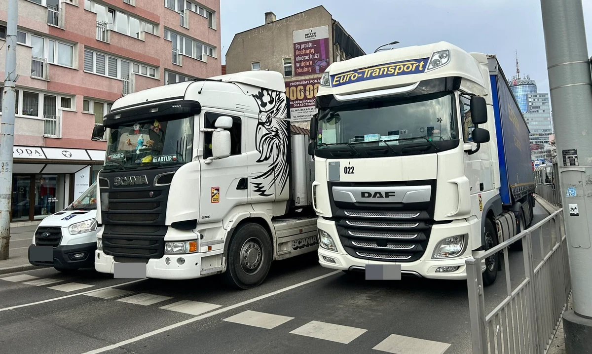 Przewoźnicy drogowi protestują w Szczecinie. Kilkadziesiąt tirów przyjechało do ścisłego centrum miasta, co wywołuje utrudnienia komunikacyjne.