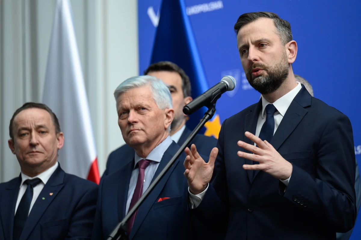 Wicepremier Władysław Kosiniak-Kamysz po piątkowej konferencji "Wojsko-Samorząd" poinformował, że popiera obowiązkowe szkolenia z zarządzania kryzysowego dla samorządowców. Zeszłoroczna powódź - ocenił szef MON - obnażyła pewne braki w zdolnościach zarządzania kryzysowego. Kosiniak-Kamysz przekazał też, że prace nad podręcznikiem reagowania na sytuacje kryzysowe jest już na ukończeniu.