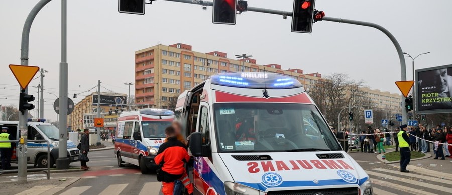 Nie do więzienia, a do zamkniętego zakładu psychiatrycznego trafi mężczyzna, który rok temu staranował pieszych na przejściu na placu Rodła w centrum Szczecina. Szczeciński sąd przychylił się do wniosku prokuratury i uznał formalnie Grzegorza Ł. Za niepoczytalnego.