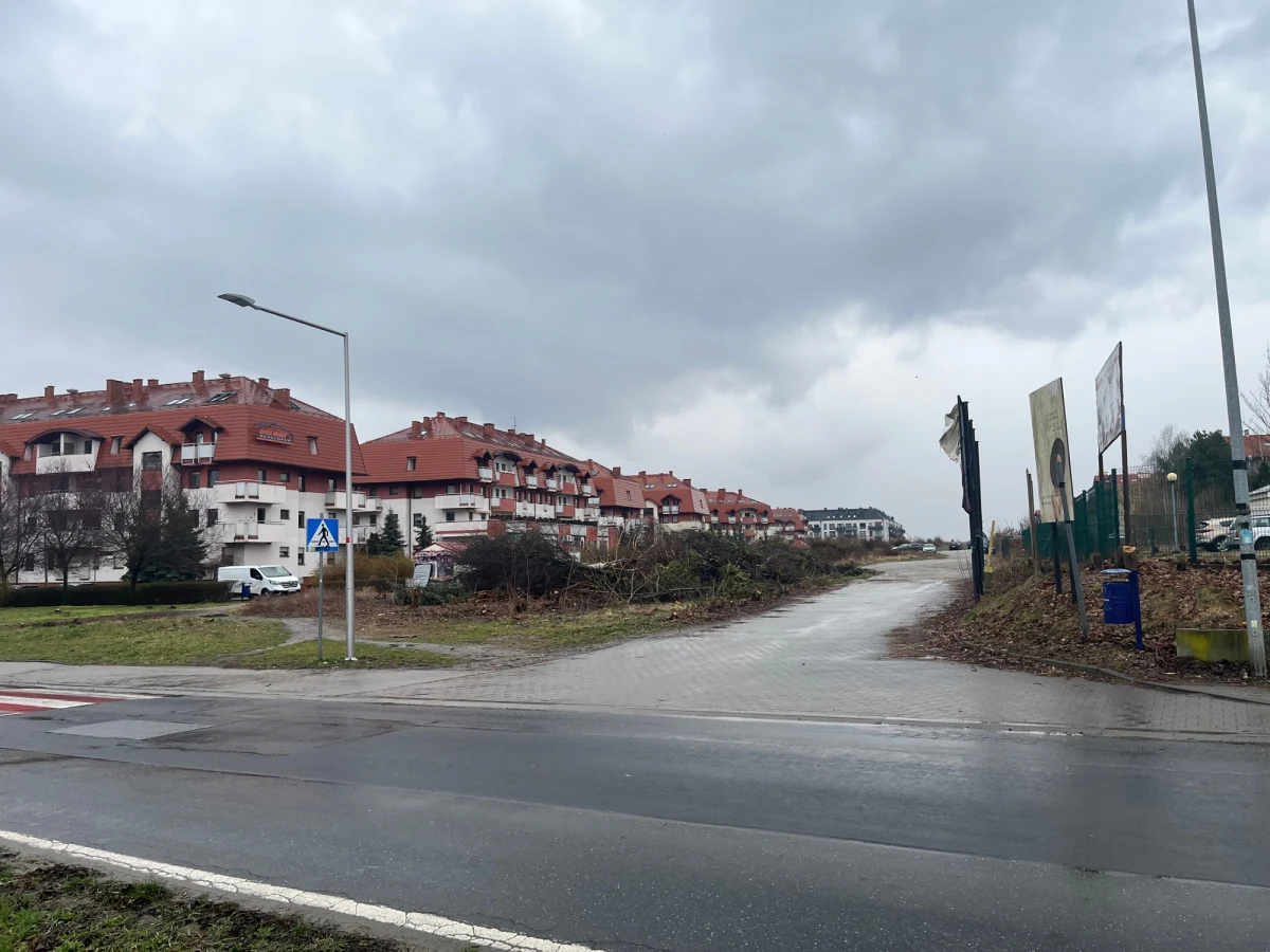 Przygotowania do budowy ostatniego odcinka Wschodniej Obwodnicy Wrocławia ruszyły pełną parą. Kierowcy się cieszą, bo brakujący fragment trasy odciąży zakorkowane południe miasta, ale mieszkańcy Partynic i Wysokiej, przez którą będzie przebiegać owa trasa, zwracają uwagę na ogrom niedogodności. 