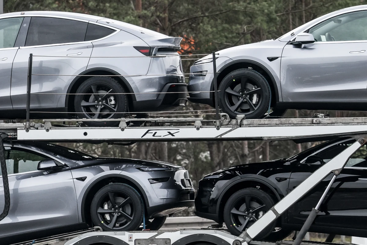 Jednej nocy cztery samochody marki Tesla stanęły w płomieniach w różnych lokalizacjach w Berlinie. Policja podejrzewa podpalenie i nie wyklucza motywu politycznego. W Niemczech i całej Europie rośnie gniew na Elona Muska, a sprzedaż samochodów elektrycznych Tesli drastycznie spada. 