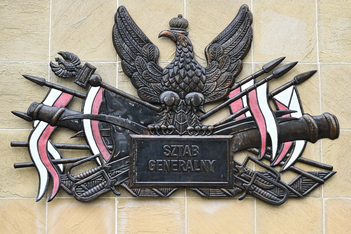 Wojskowi prokuratorzy badają sprawę zakupu przez armię nieruchomości w Nowym Sączu (woj. małopolskie), na której miałaby powstać baza Wojsk Obrony Terytorialnej. Z relacji TVN24 wynika, że nieruchomość zamiast za 5 mln zł, została kupiona ponad trzy razy drożej. Według stacji jedną z osób zaangażowanych w śledztwo jest obecny szef Sztabu Generalnego Wojska Polskiego, a niegdysiejszy dowódca WOT generał Wiesław Kukuła. Sztab poinformował w piątek, że Kukuła nie był stroną umowy, ani organem uprawnionym do realizacji procesu nabycia nowosądeckiej nieruchomości.