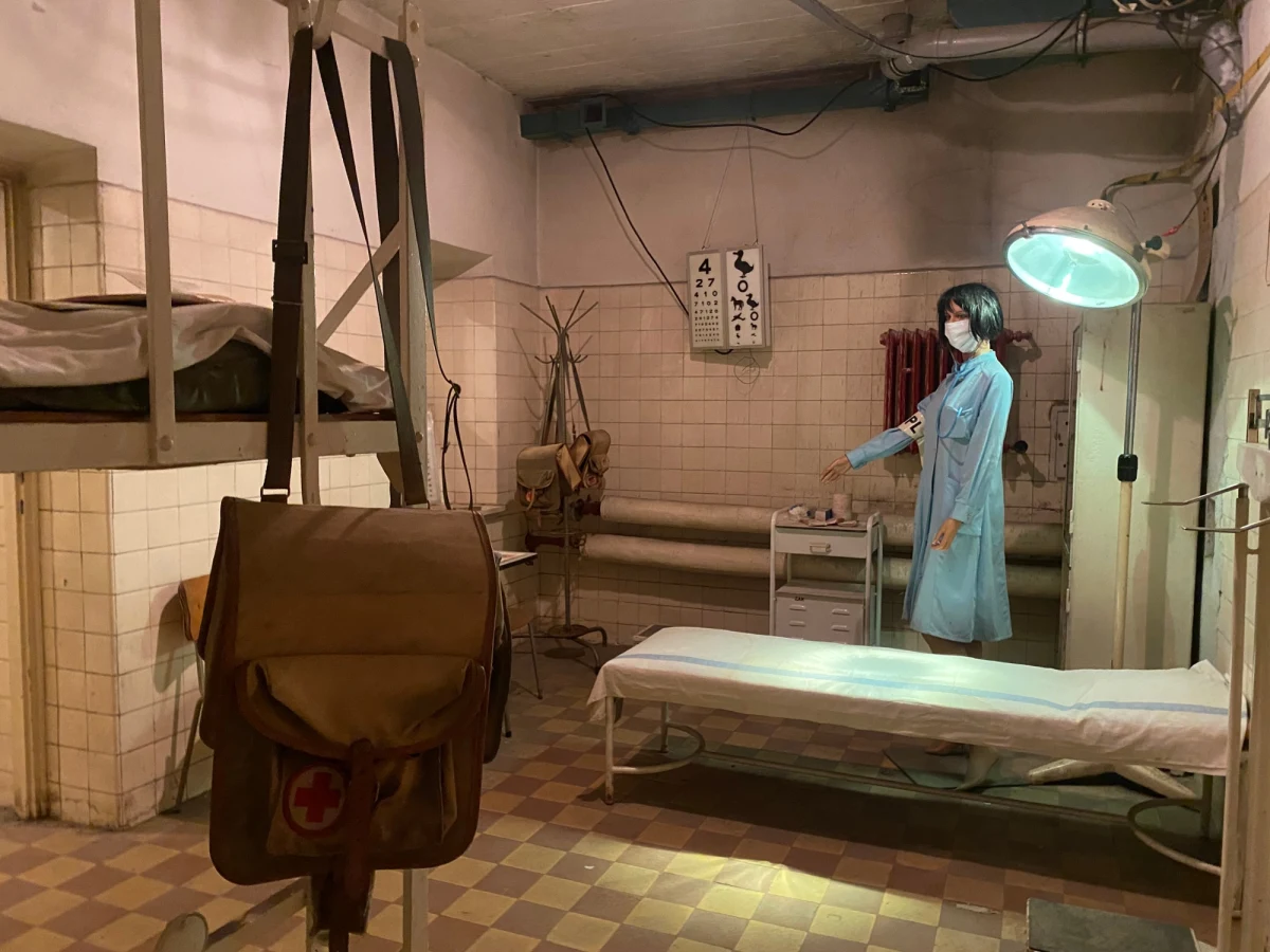 Sala chorych, blok operacyjny i magazyn apteczny. Do tego zabytkowe telefony, maszyna do pisania i wentylator tłoczący świeże powietrze - tak wyglądają podziemia Szpitala Specjalistycznego imienia Stefana Żeromskiego w Krakowie. 